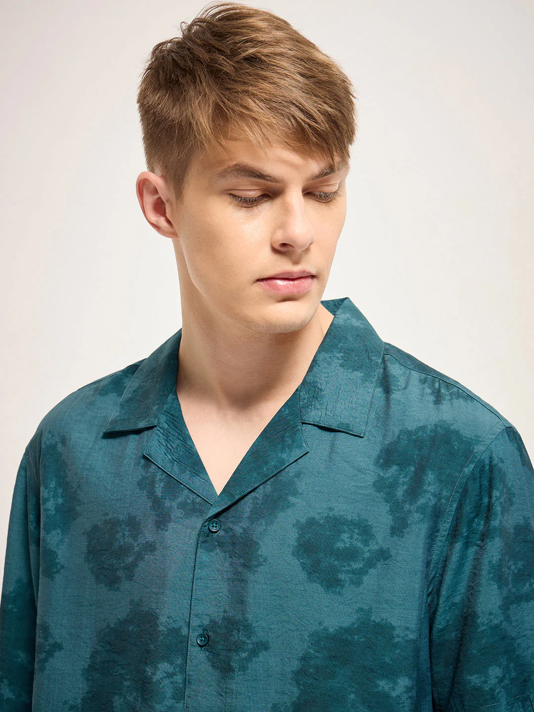 Men Blue Abstract Print Regular Fit Casual Shirt - Image 4