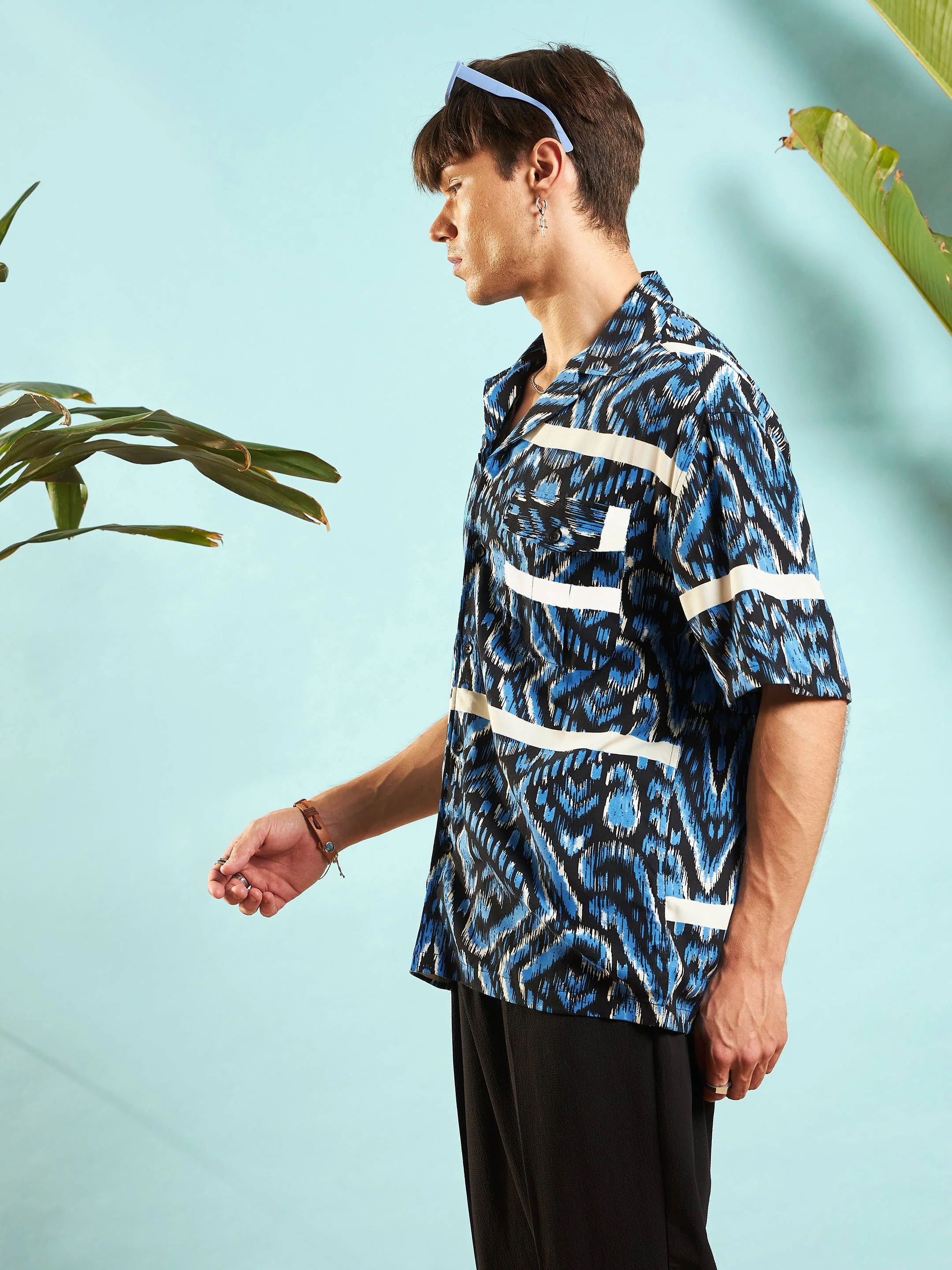 Men Blue Abstract Print Relax Fit Shirt - Image 3