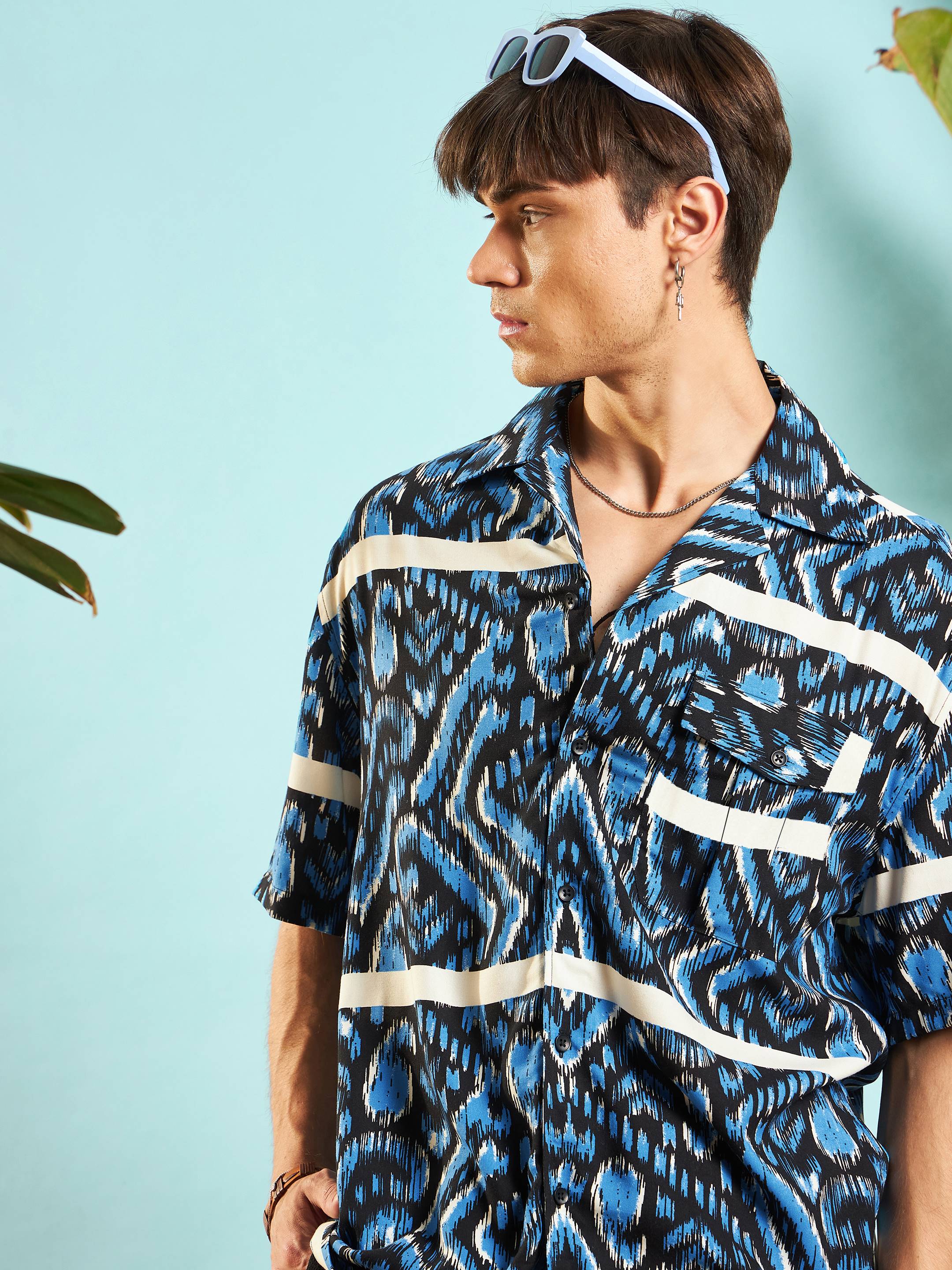 Men Blue Abstract Print Relax Fit Shirt - Image 4