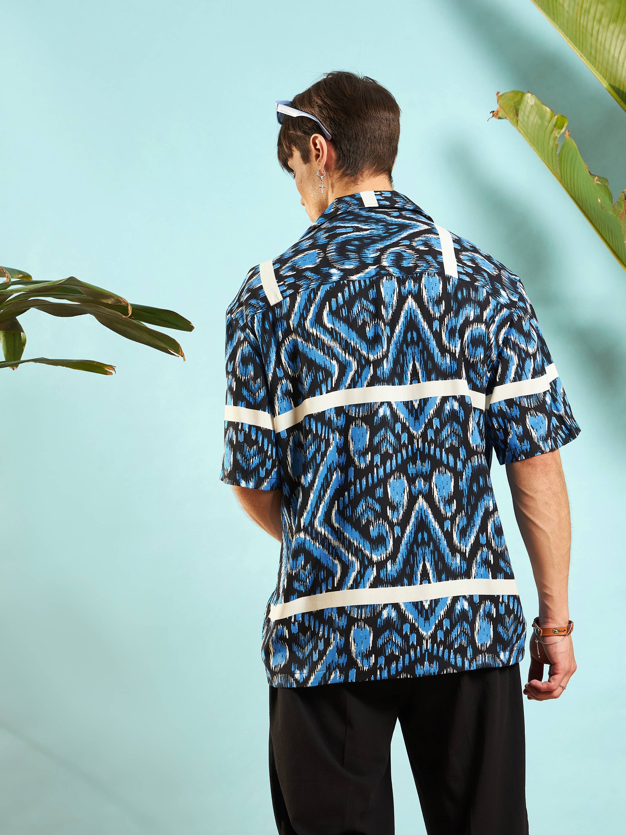 Men Blue Abstract Print Relax Fit Shirt - Image 5
