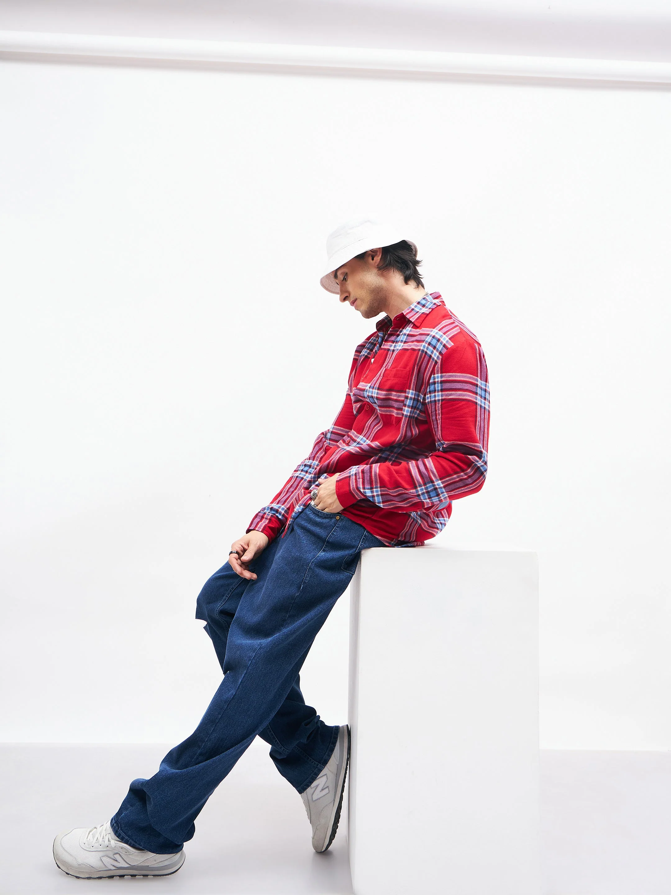 Men Blue Knee Slit Relax Fit Jeans - Image 6