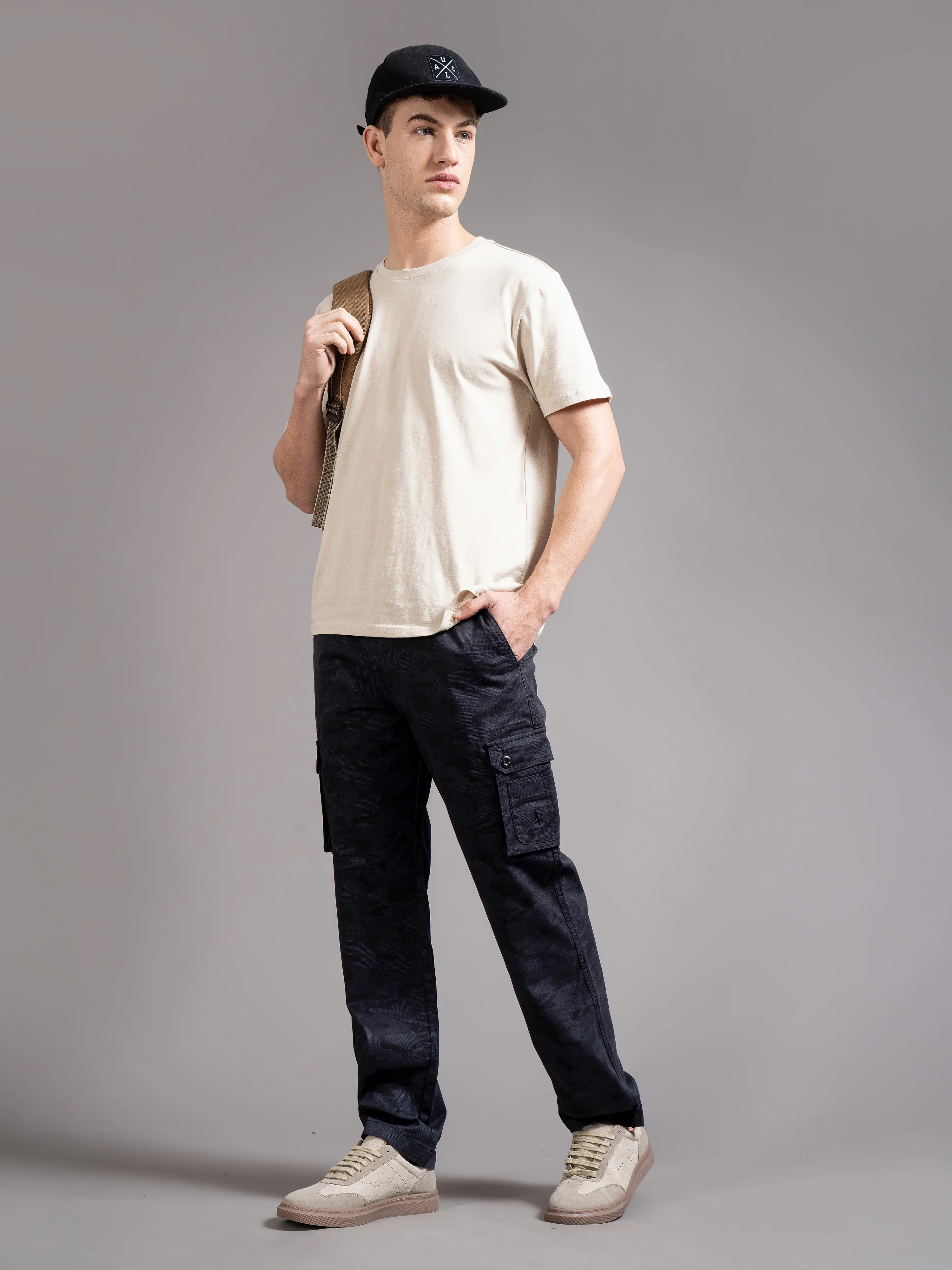 Men Blue Relaxed Fit Cargo Trouser - Image 2