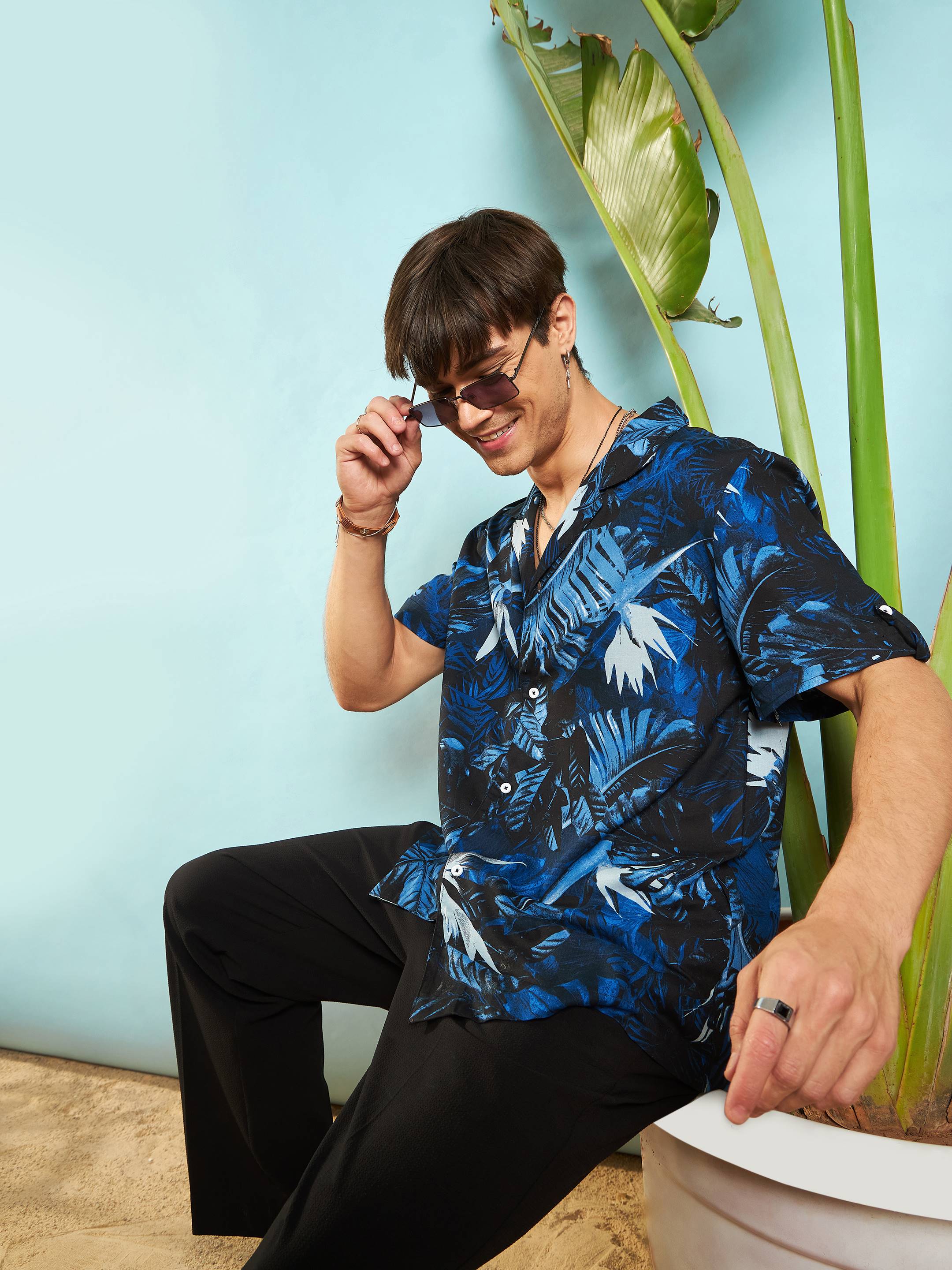 Men Blue Tropical Print Rollup Sleeves Relax Fit Shirt - Image 2
