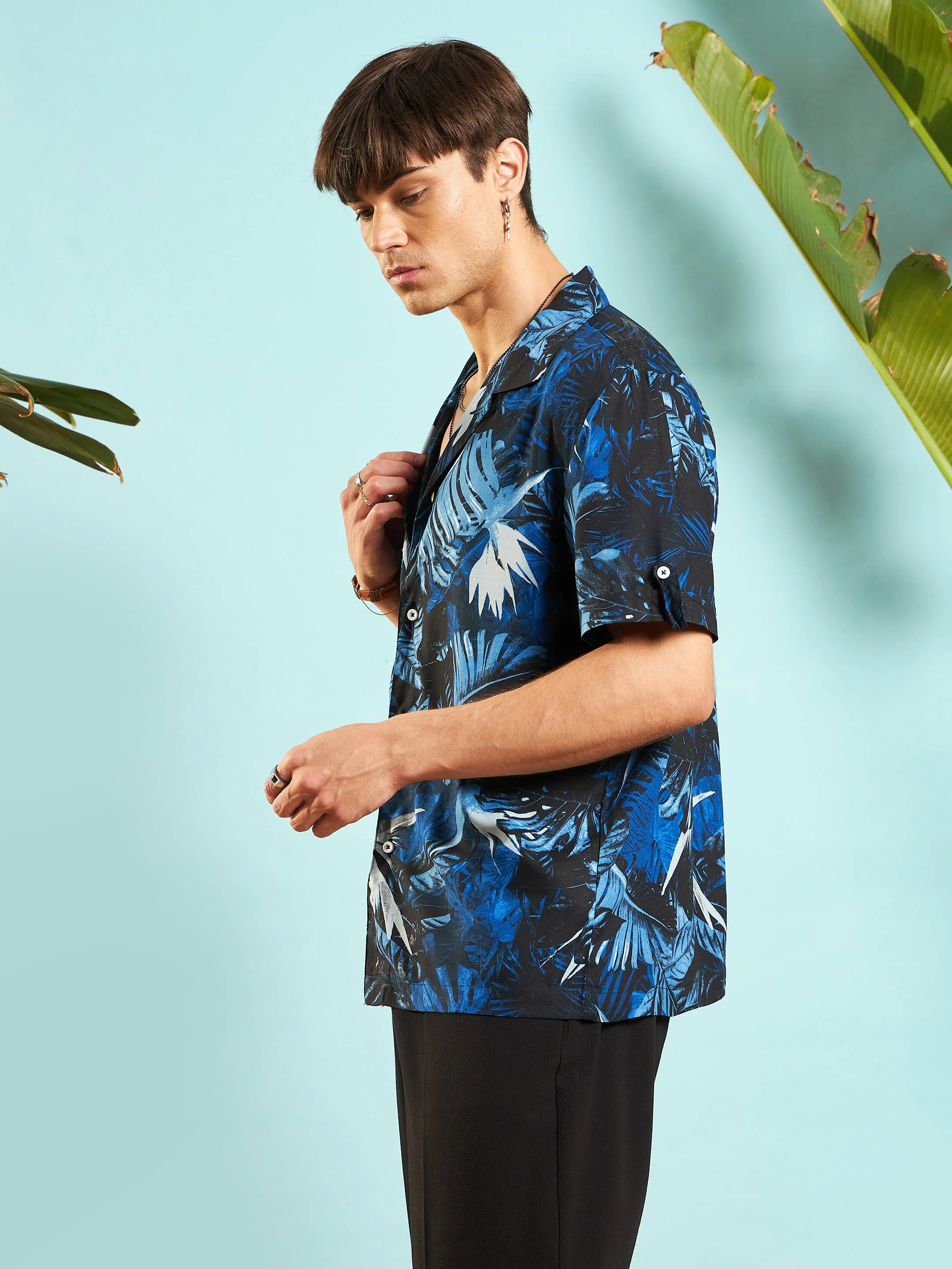Men Blue Tropical Print Rollup Sleeves Relax Fit Shirt - Image 3