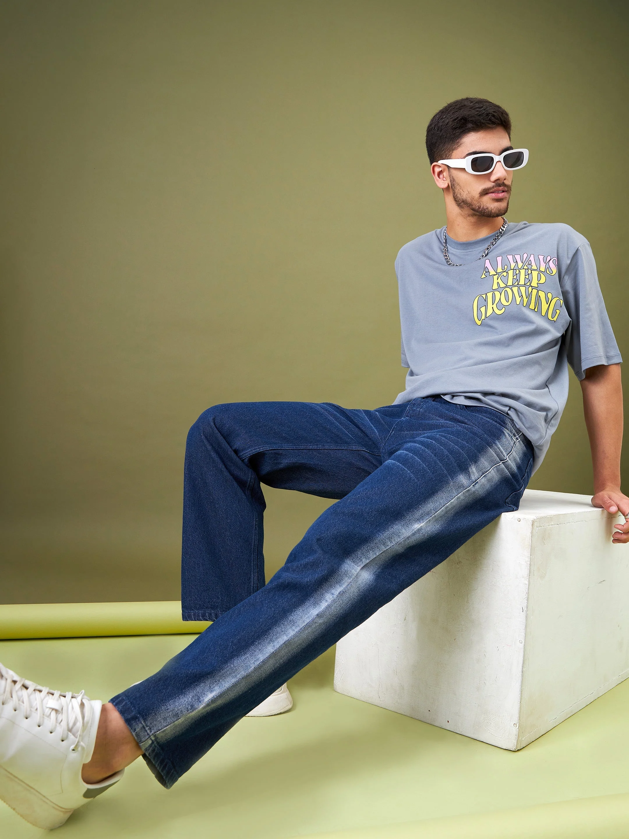 Men Blue Washed Relax Fit Jeans - Image 4