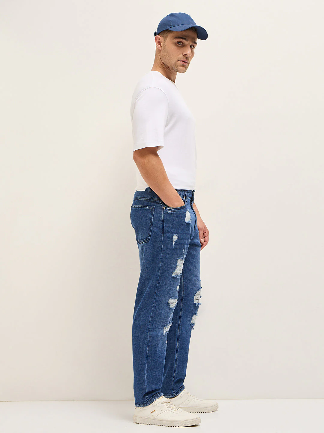 Men BlueLight Fade Distressed Mid-Rise Relaxed Fit Jeans - Image 3