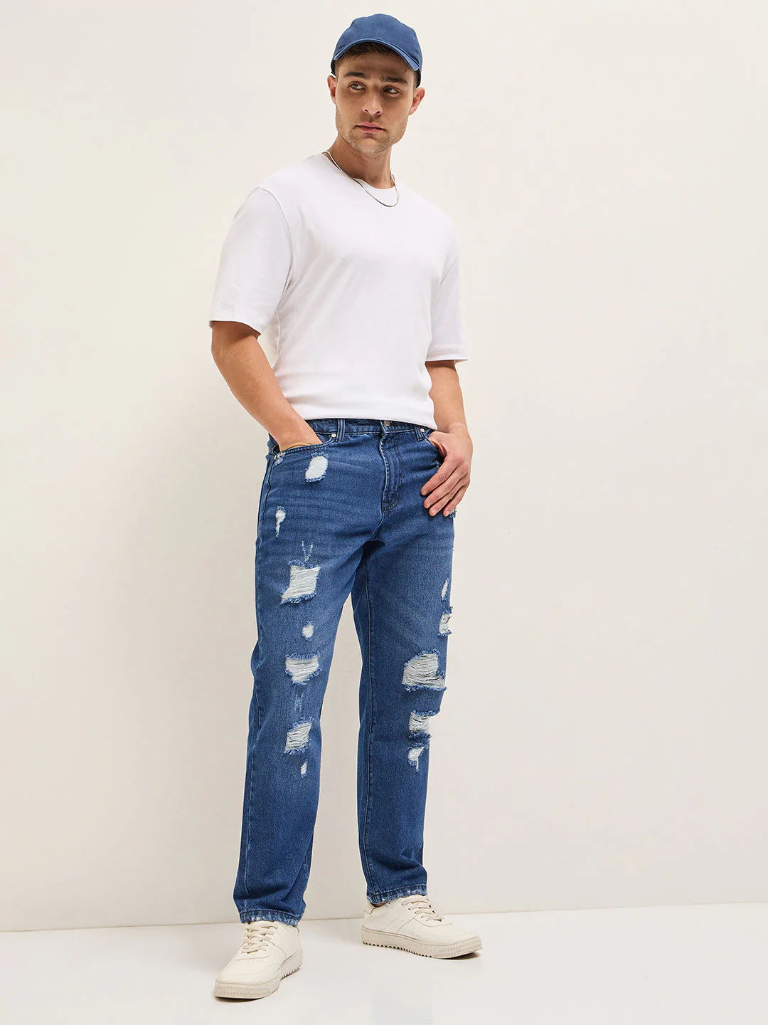 Men BlueLight Fade Distressed Mid-Rise Relaxed Fit Jeans - Image 4