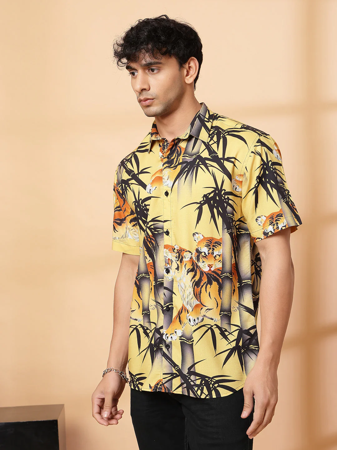 Men Bold Animal PrinT-Shirt - Image 4