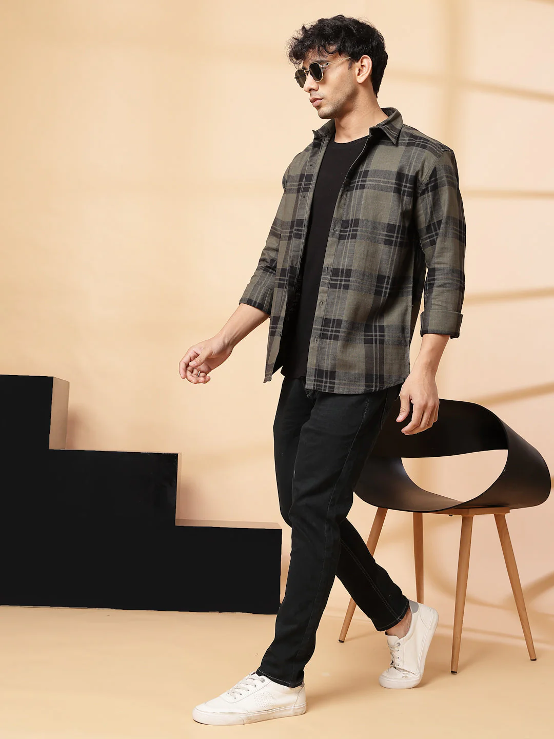 Men Classic Checkered Cotton Fabric Shirt - Image 3
