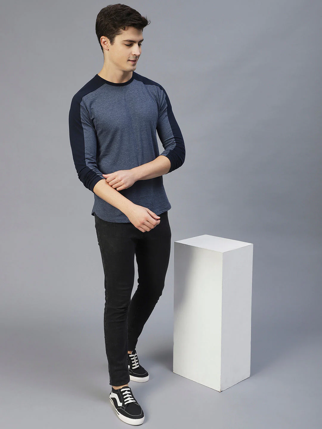 Men Colourblock Round Neck T-Shirt - Image 2