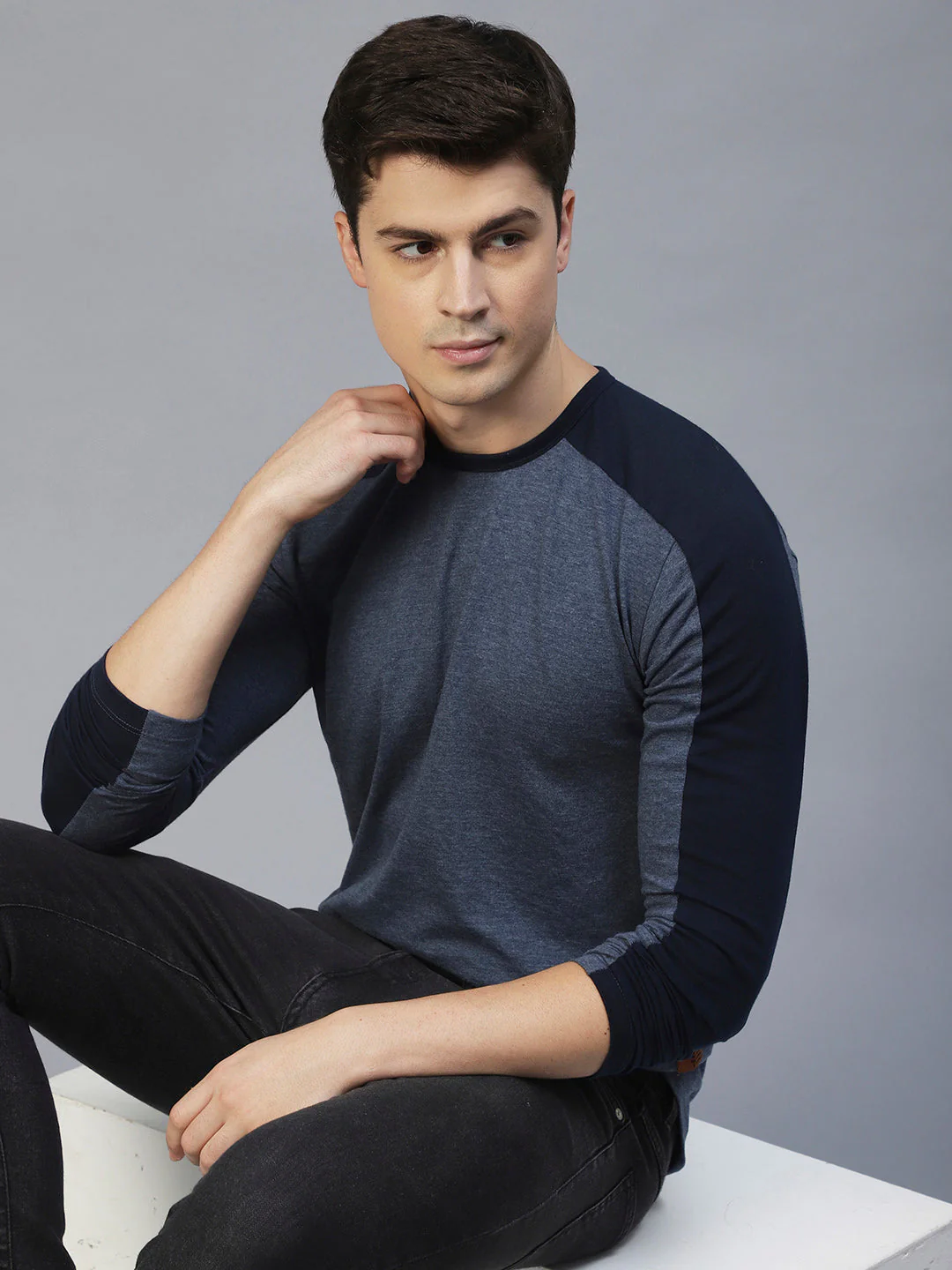 Men Colourblock Round Neck T-Shirt - Image 3