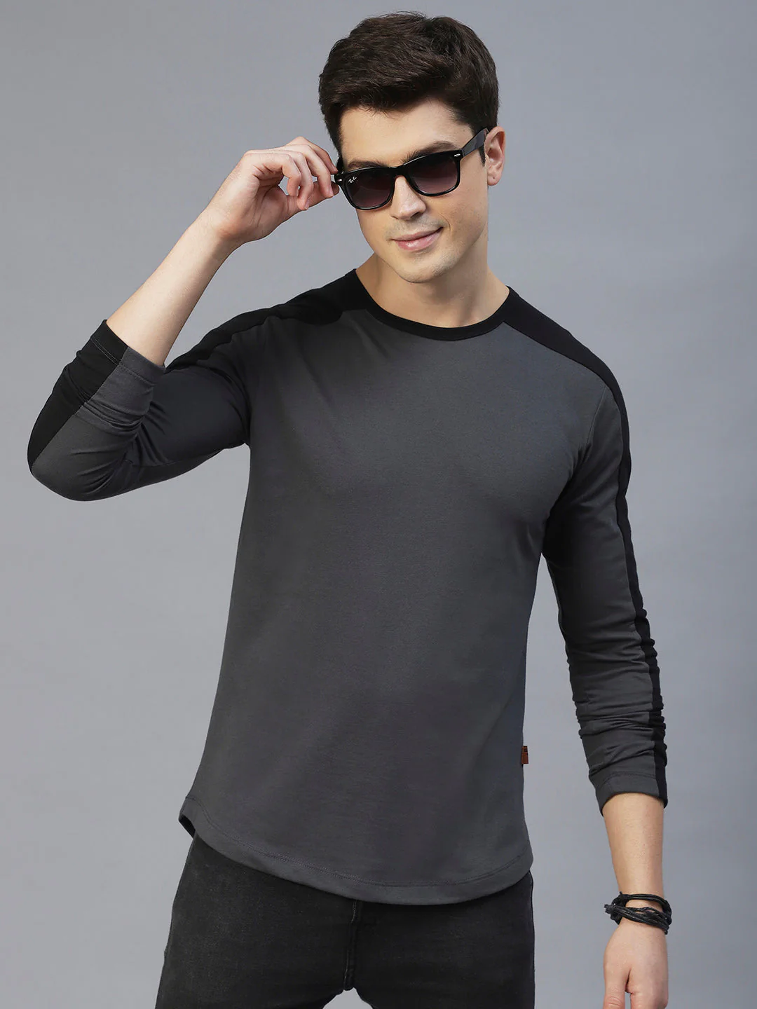 Men Colourblock Round Neck T-Shirt - Image 5