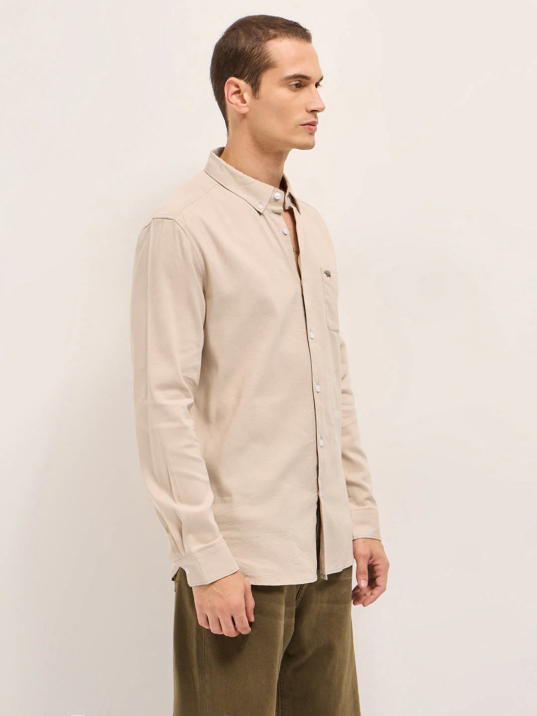Men Cream Solid Cotton Blend Slim Fit Casual Shirt - Image 3