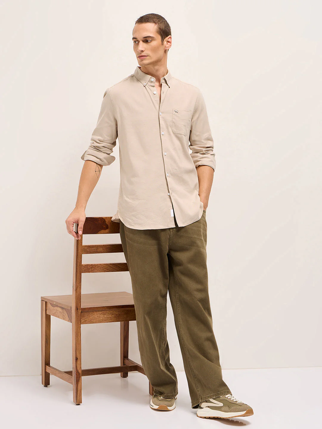 Men Cream Solid Cotton Blend Slim Fit Casual Shirt - Image 4