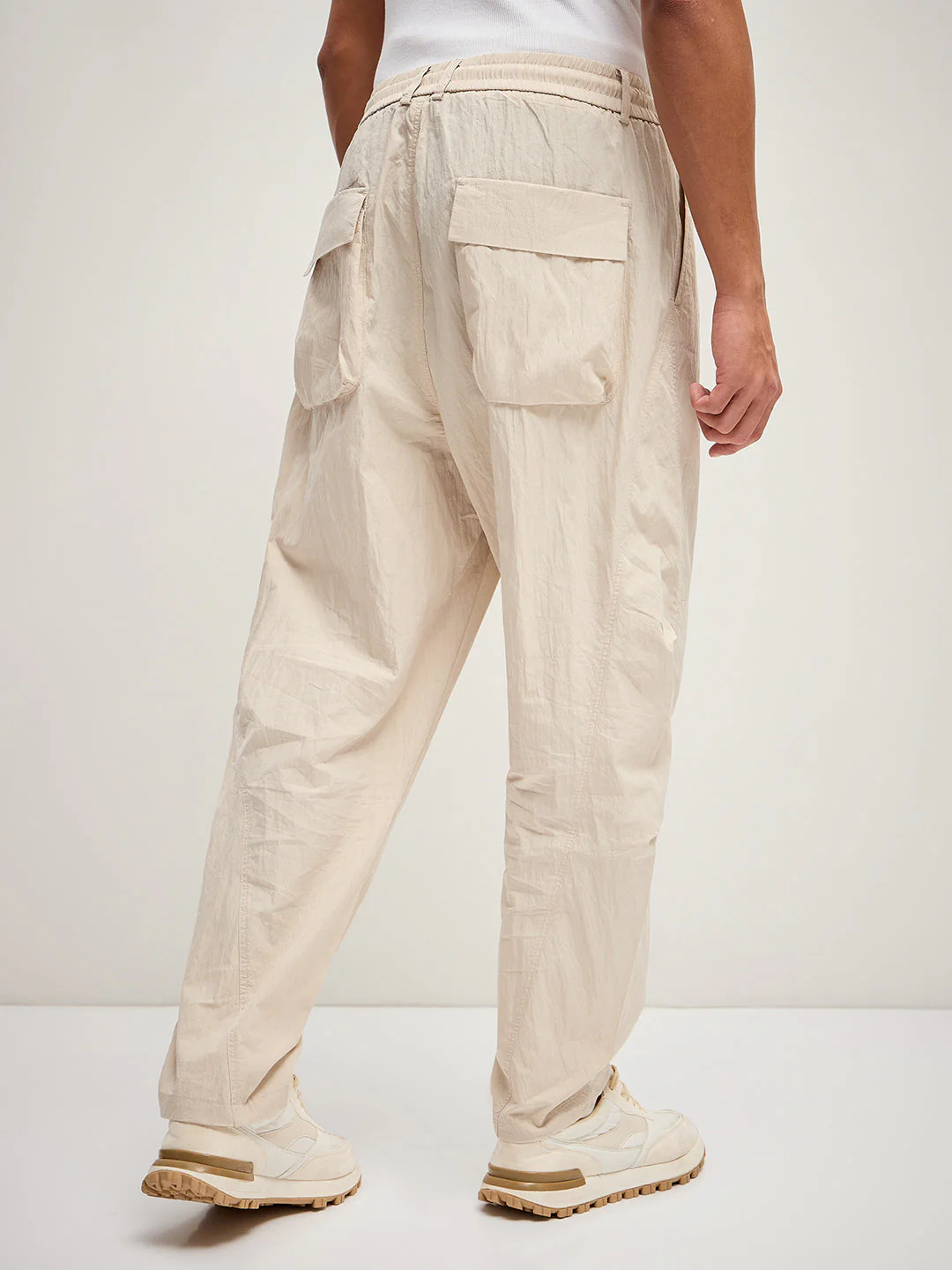 Men Cream Solid Relax Fit Mid-Rise Casual Pant - Image 2