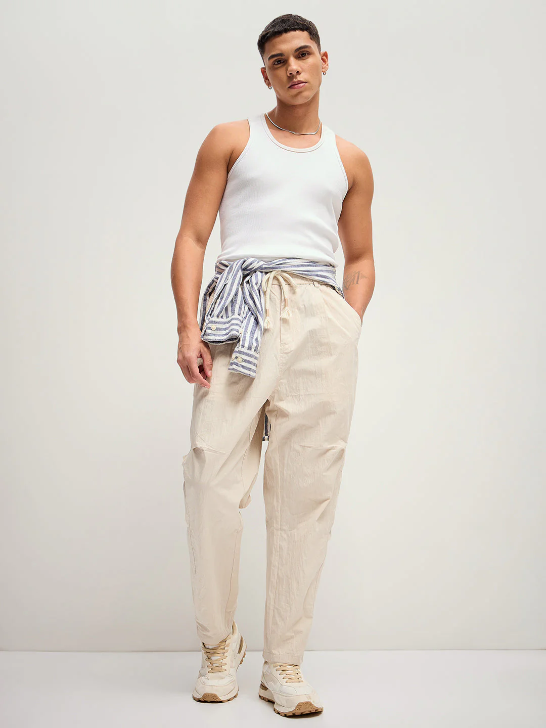 Men Cream Solid Relax Fit Mid-Rise Casual Pant - Image 4