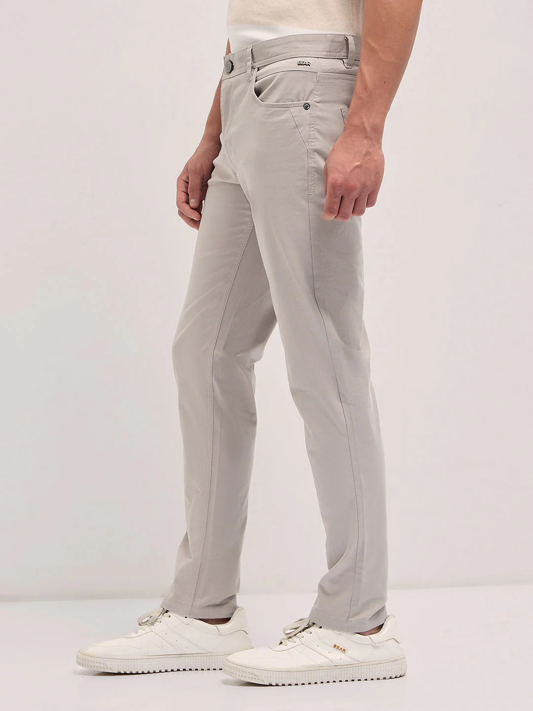 Men Cream Solid Slim Fit Casual Chino Trouser - Image 3