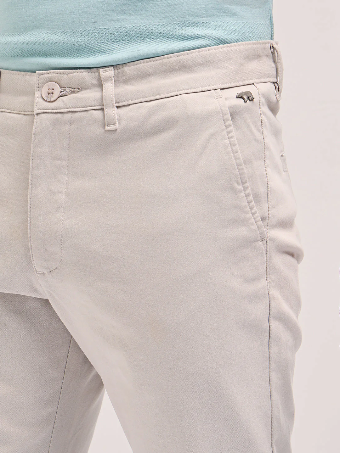 Men Cream Solid Slim Fit Casual Chino Trouser - Image 5