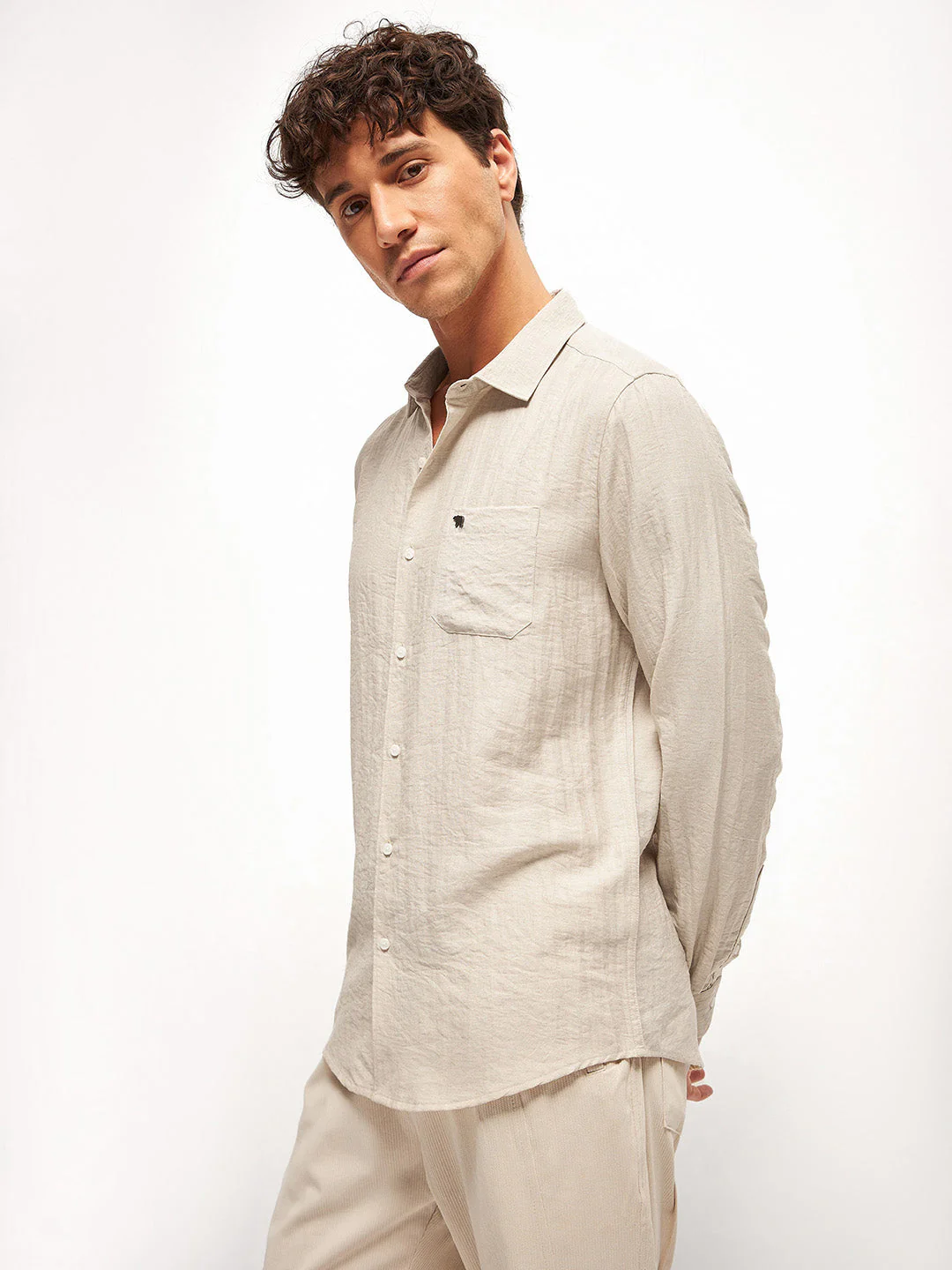 Men Cream Solid Slim Fit Casual Shirt - Image 3