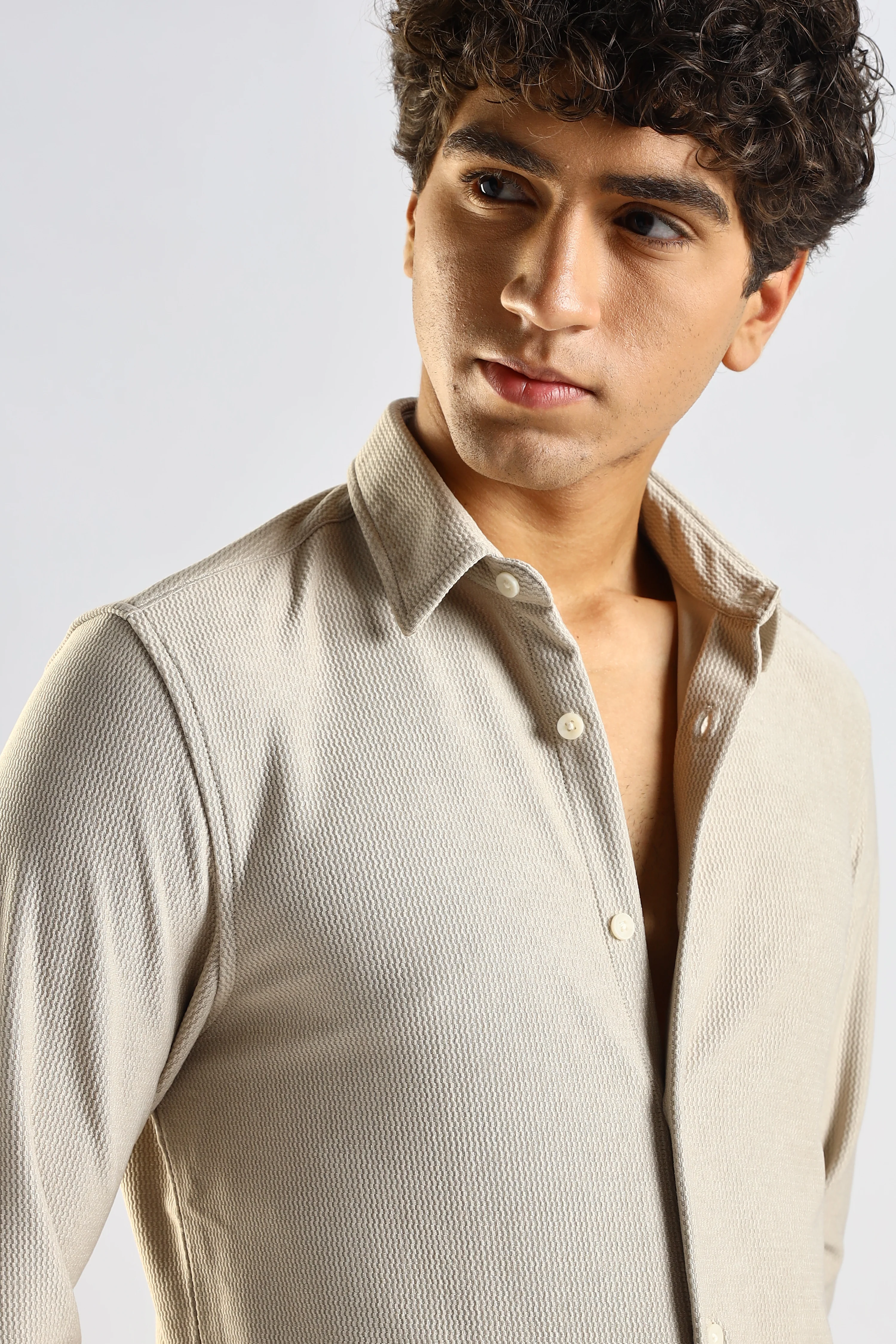 Men Cream Textured Spread Collar Shirt - Image 4