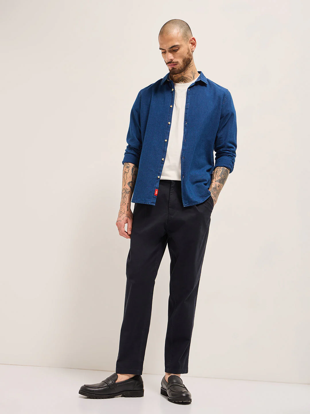Men Blue Solid Cropped Carrot Fit Casual Chino Trouser - Image 4