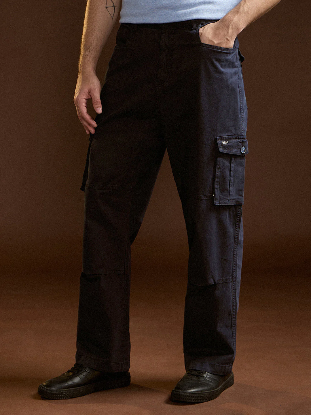 Men Blue Solid Straight Fit Cargo Pant - Image 2