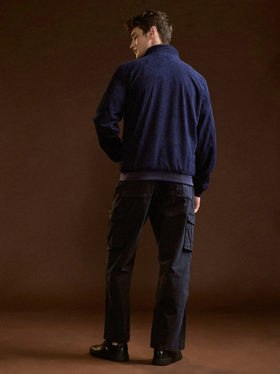 Men Blue Solid Straight Fit Cargo Pant - Image 3