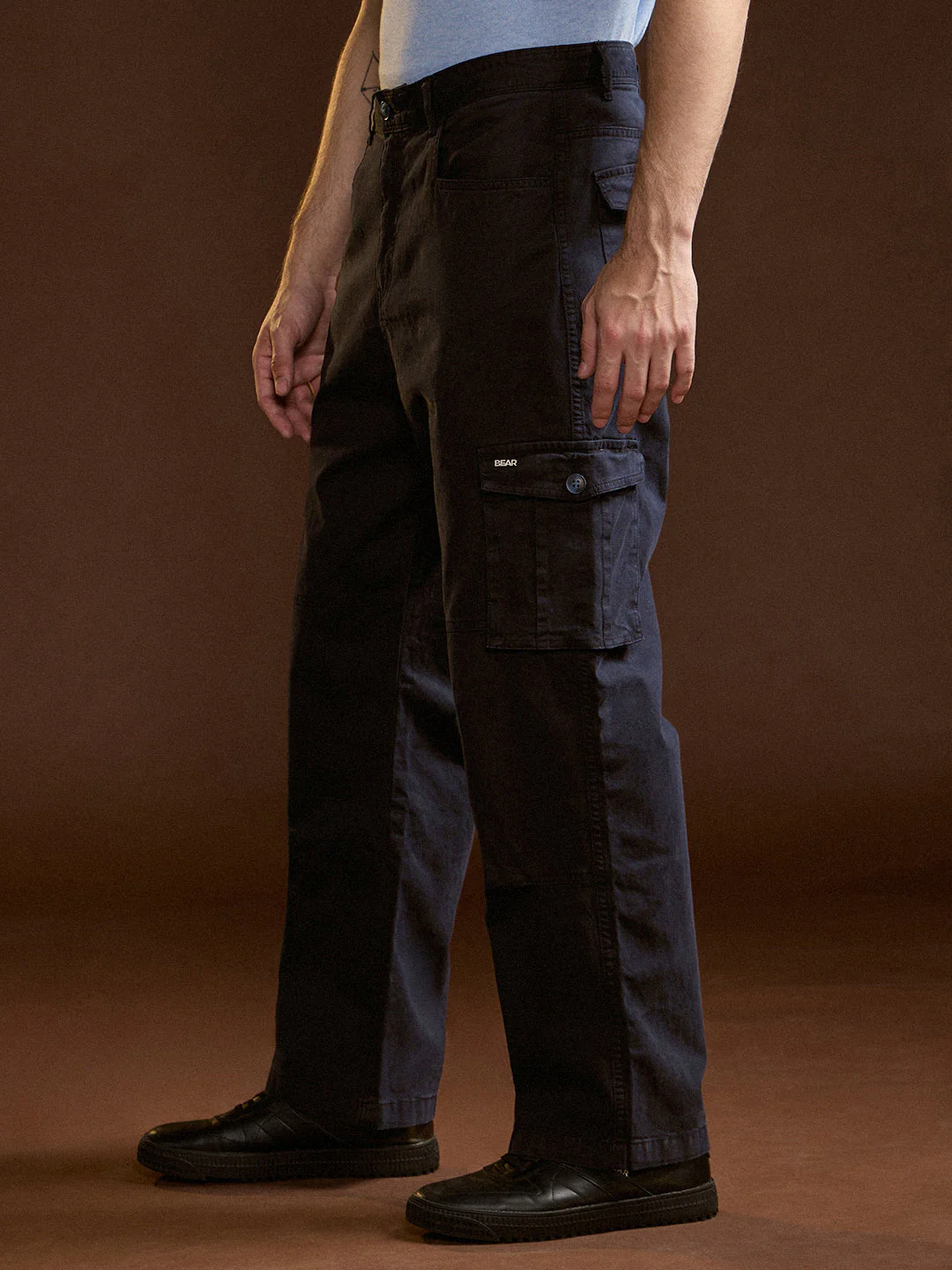 Men Blue Solid Straight Fit Cargo Pant - Image 4