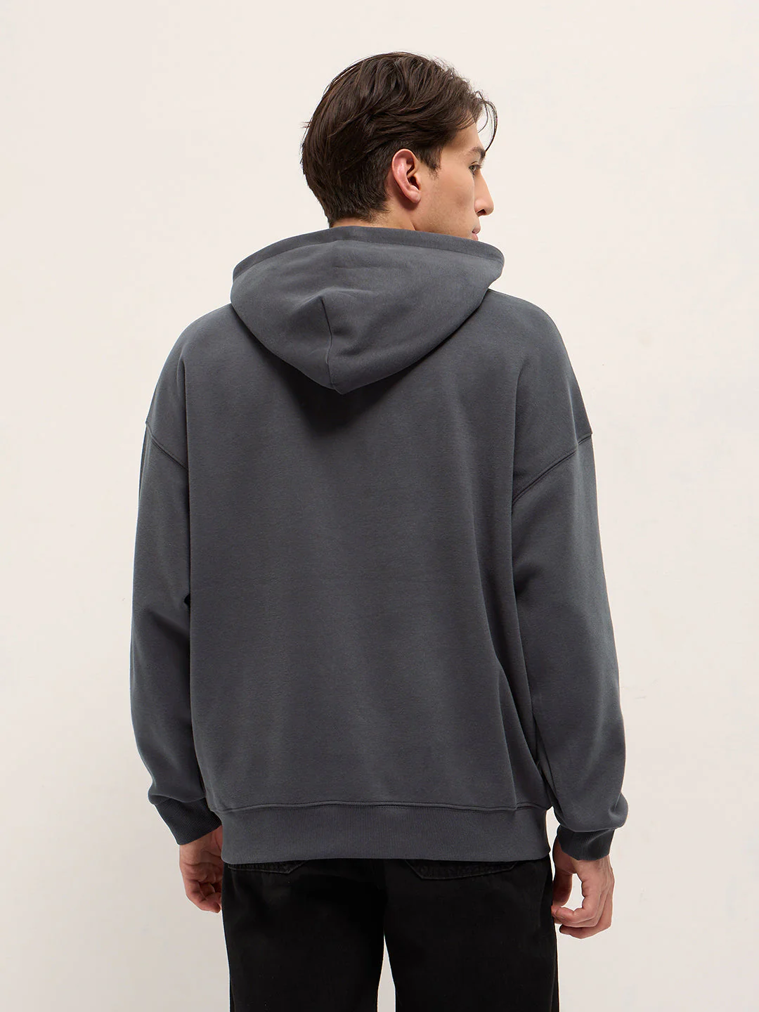 Men Dark Grey Solid Relax Fit Hoodie - Image 2