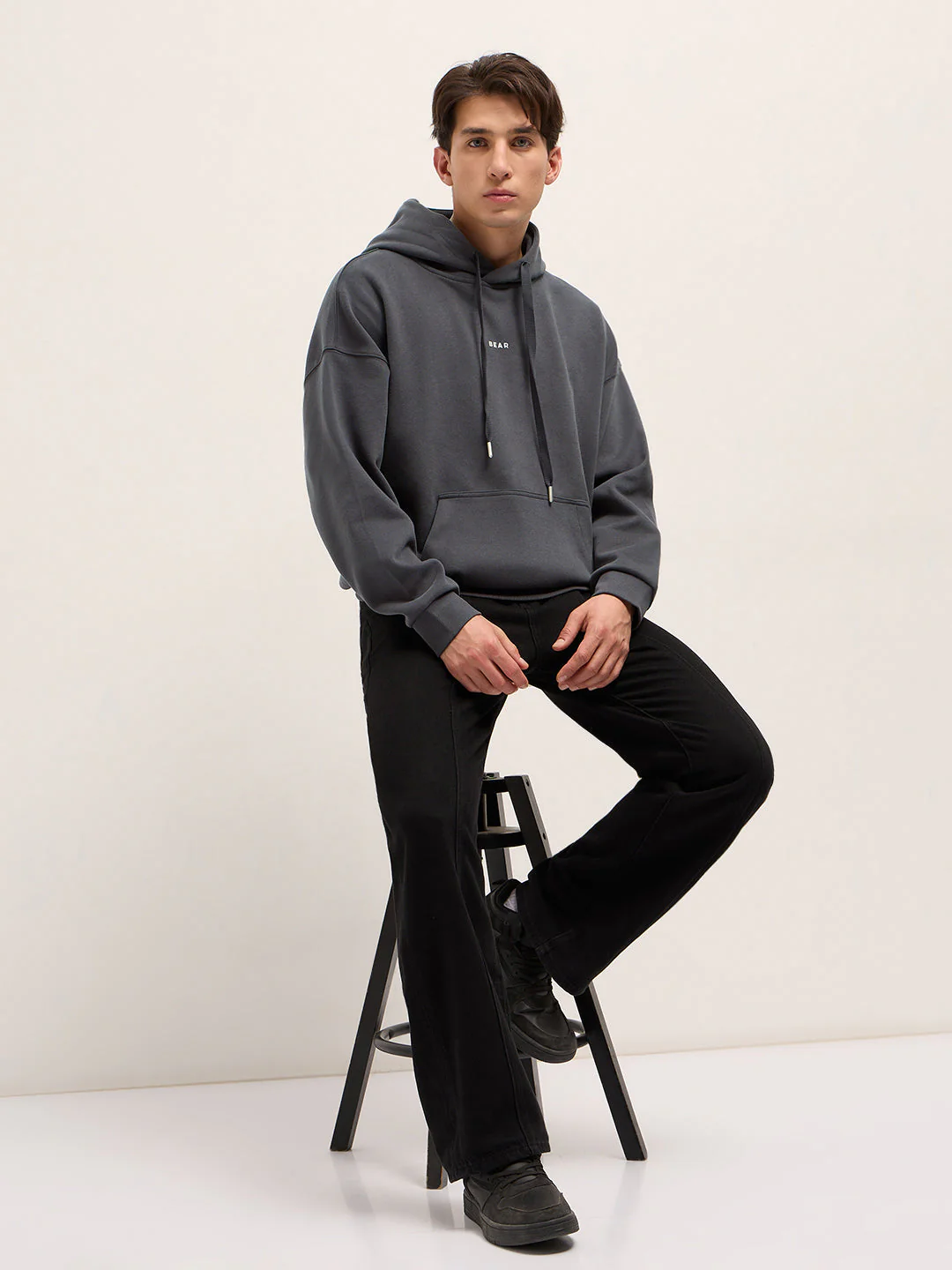 Men Dark Grey Solid Relax Fit Hoodie - Image 4