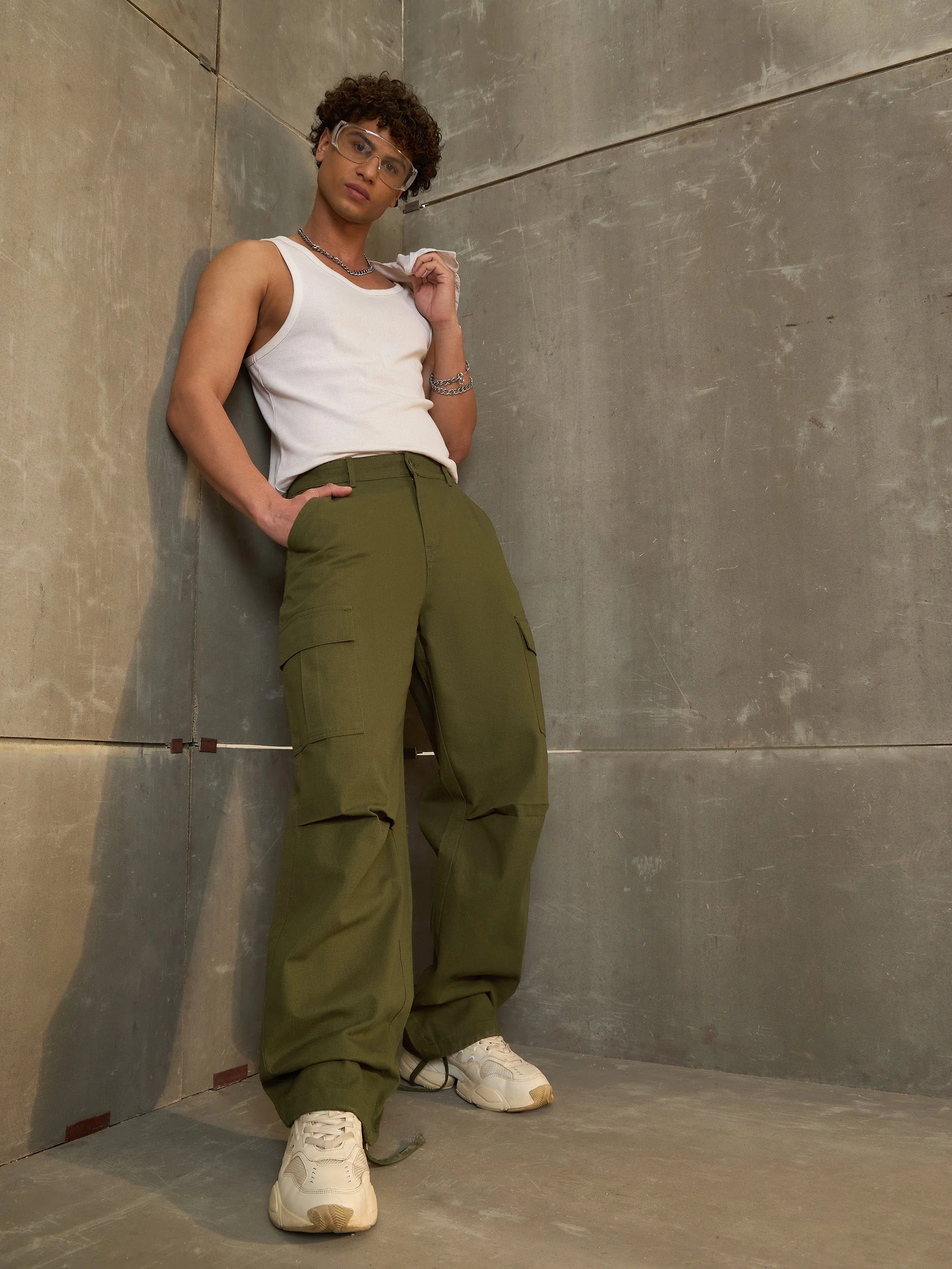 Men Green Twill Facing Detail Wide Leg Cargo Pants - Image 2