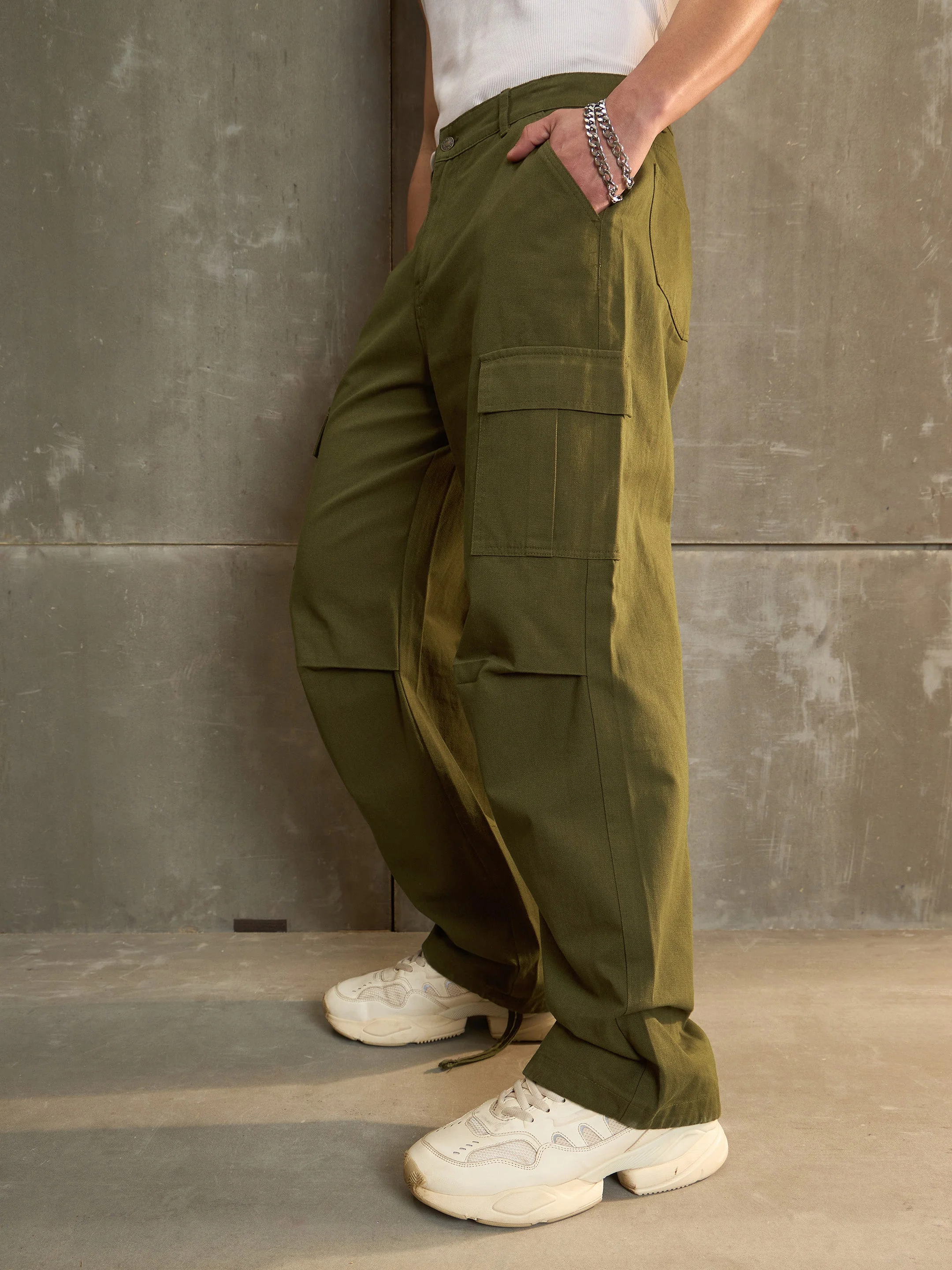 Men Green Twill Facing Detail Wide Leg Cargo Pants - Image 3
