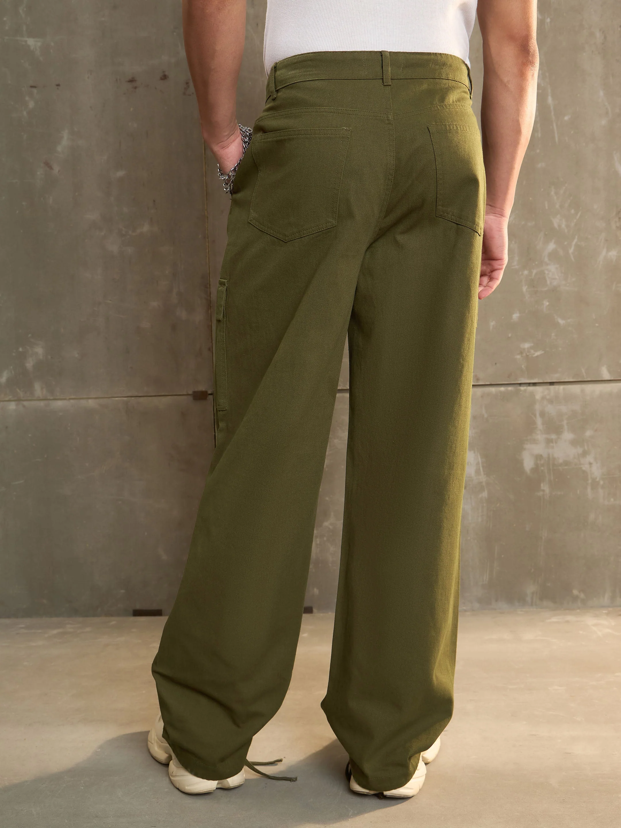 Men Green Twill Facing Detail Wide Leg Cargo Pants - Image 5