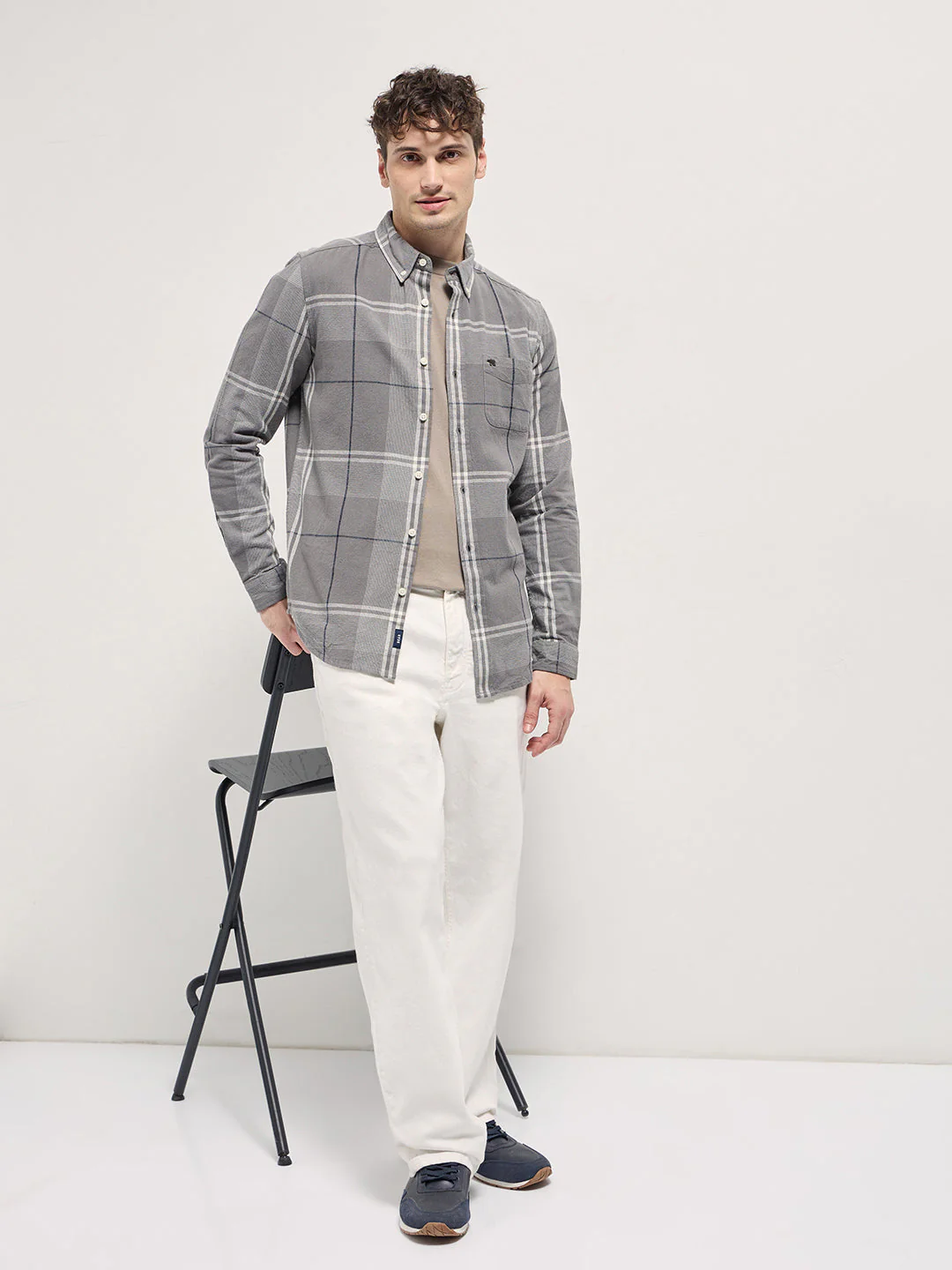 Men Grey Checked Slim Fit Casual Shirt - Image 4