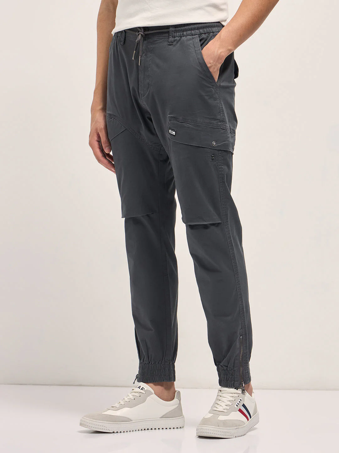 Men Grey Cotton Relaxed Fit Cargo Pants - Image 3
