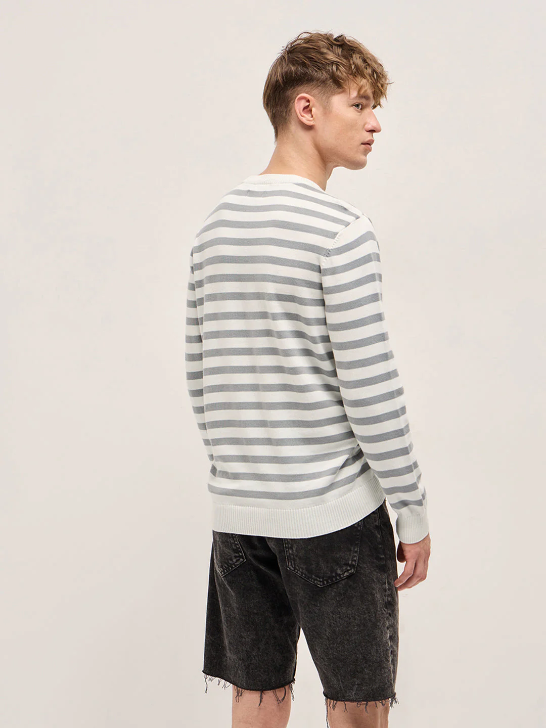 Men Grey Horizontal Striped Slim Fit Ribbed Crew Neck T-shirt - Image 2