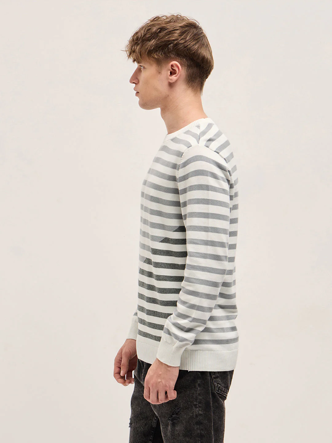 Men Grey Horizontal Striped Slim Fit Ribbed Crew Neck T-shirt - Image 3