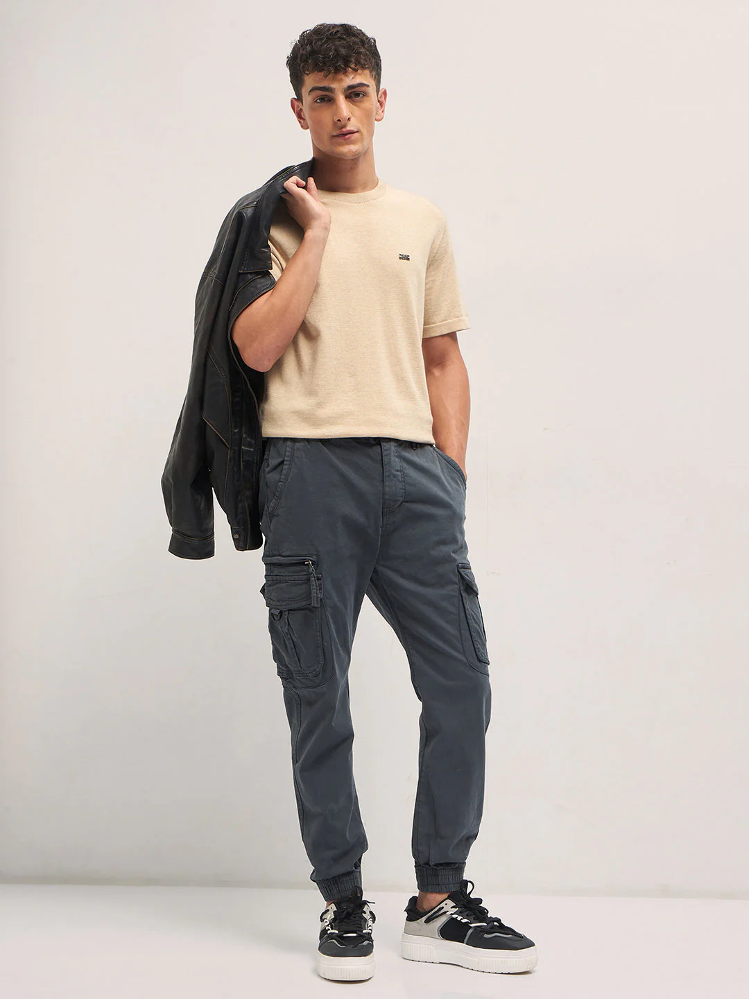 Men Grey Regular Fit Cargo Pants - Image 4