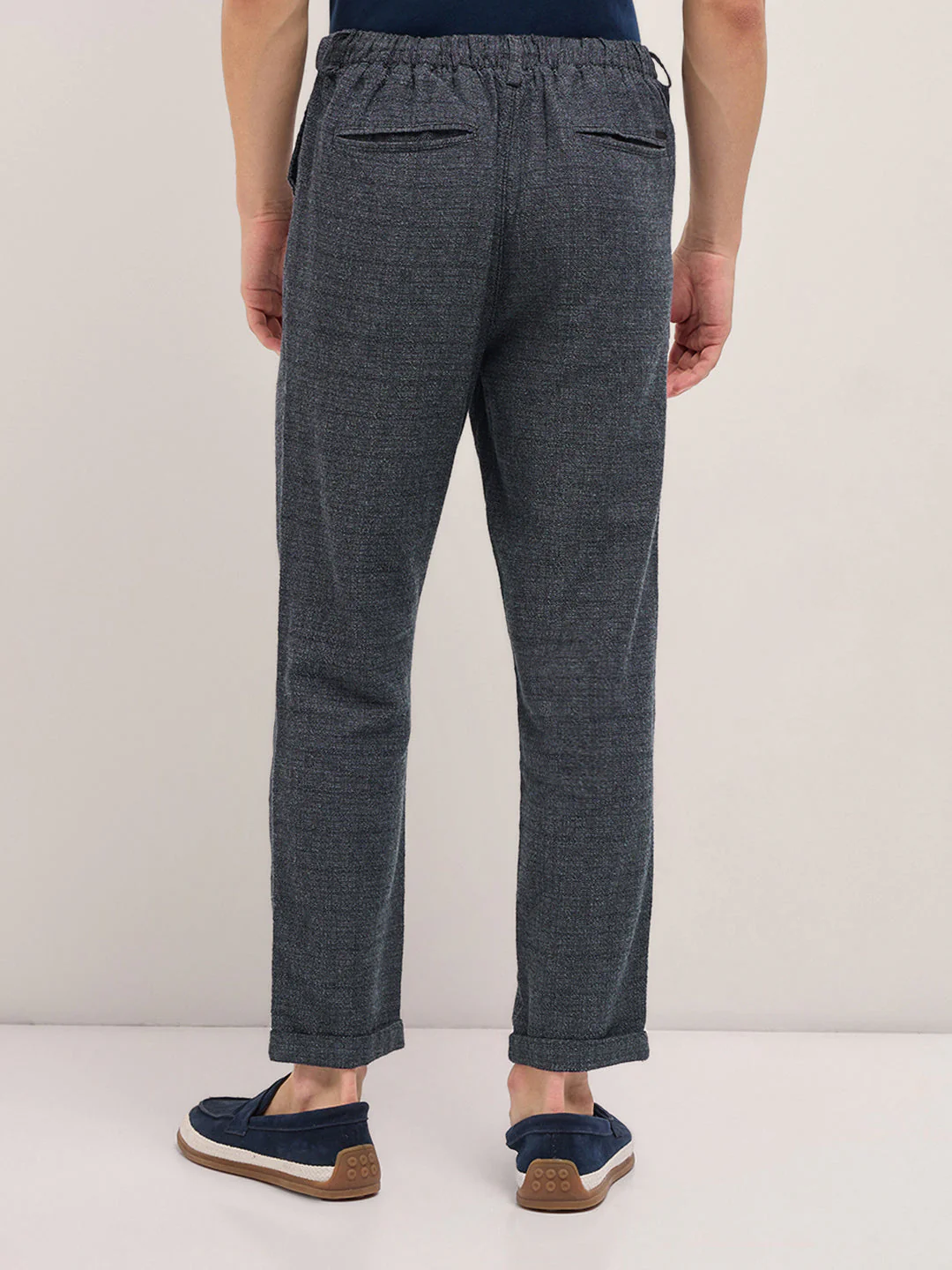 Men Grey Self Design Tapered Fit Elasticated Waist Casual Trouser - Image 2