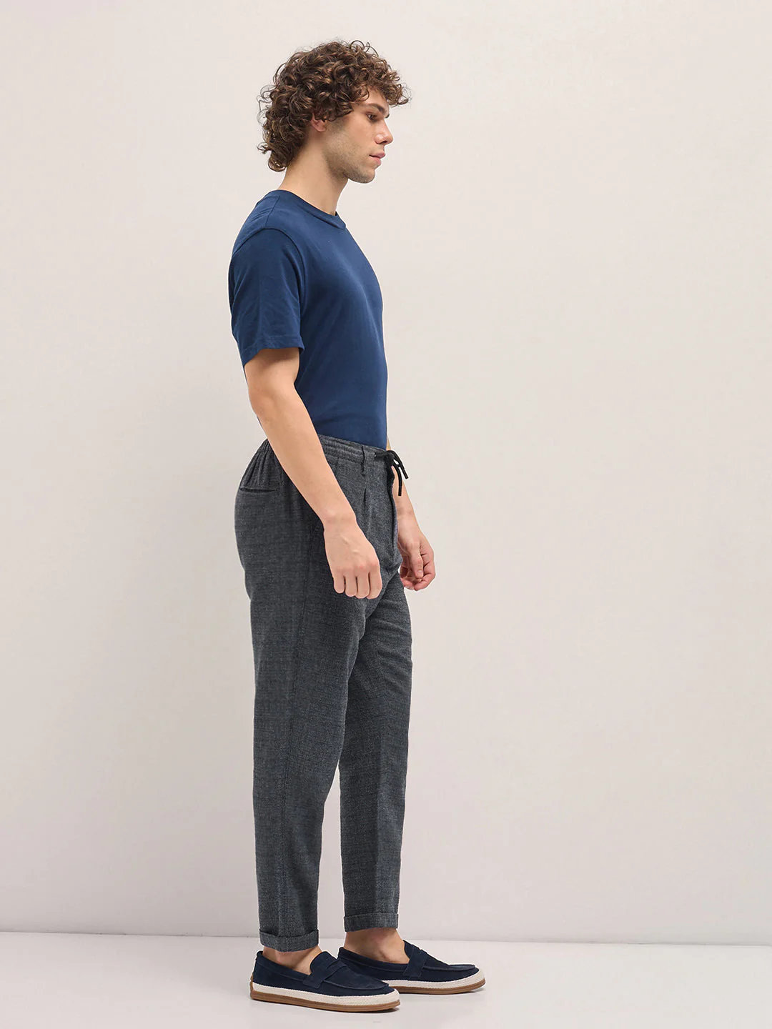 Men Grey Self Design Tapered Fit Elasticated Waist Casual Trouser - Image 3
