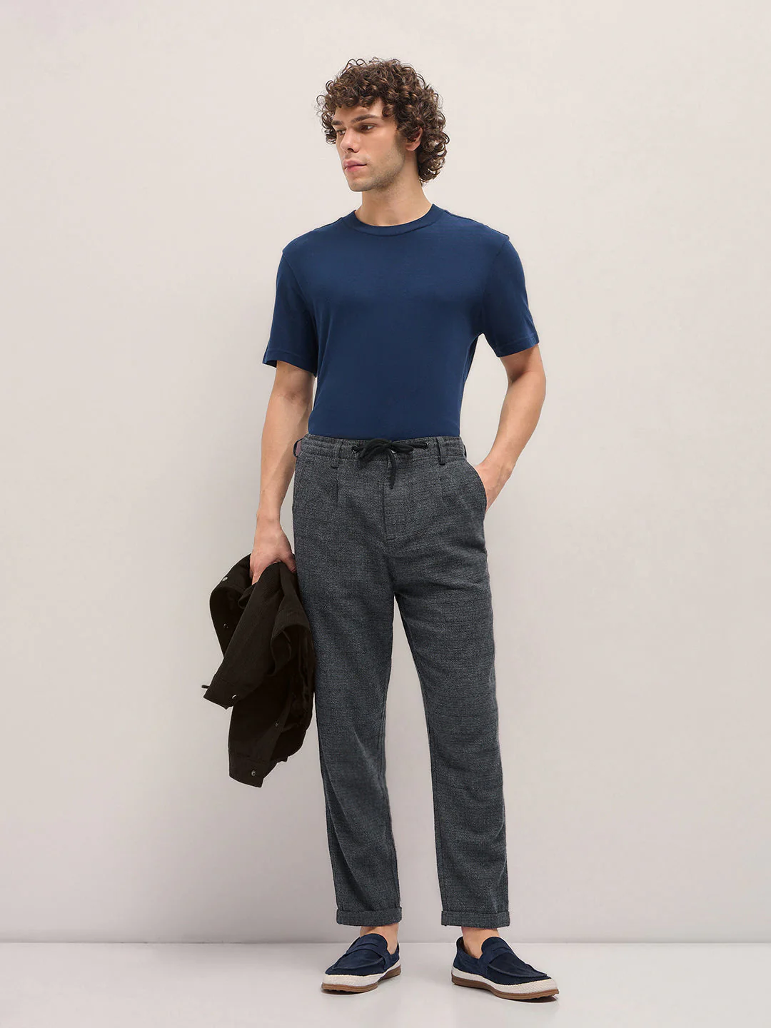 Men Grey Self Design Tapered Fit Elasticated Waist Casual Trouser - Image 4