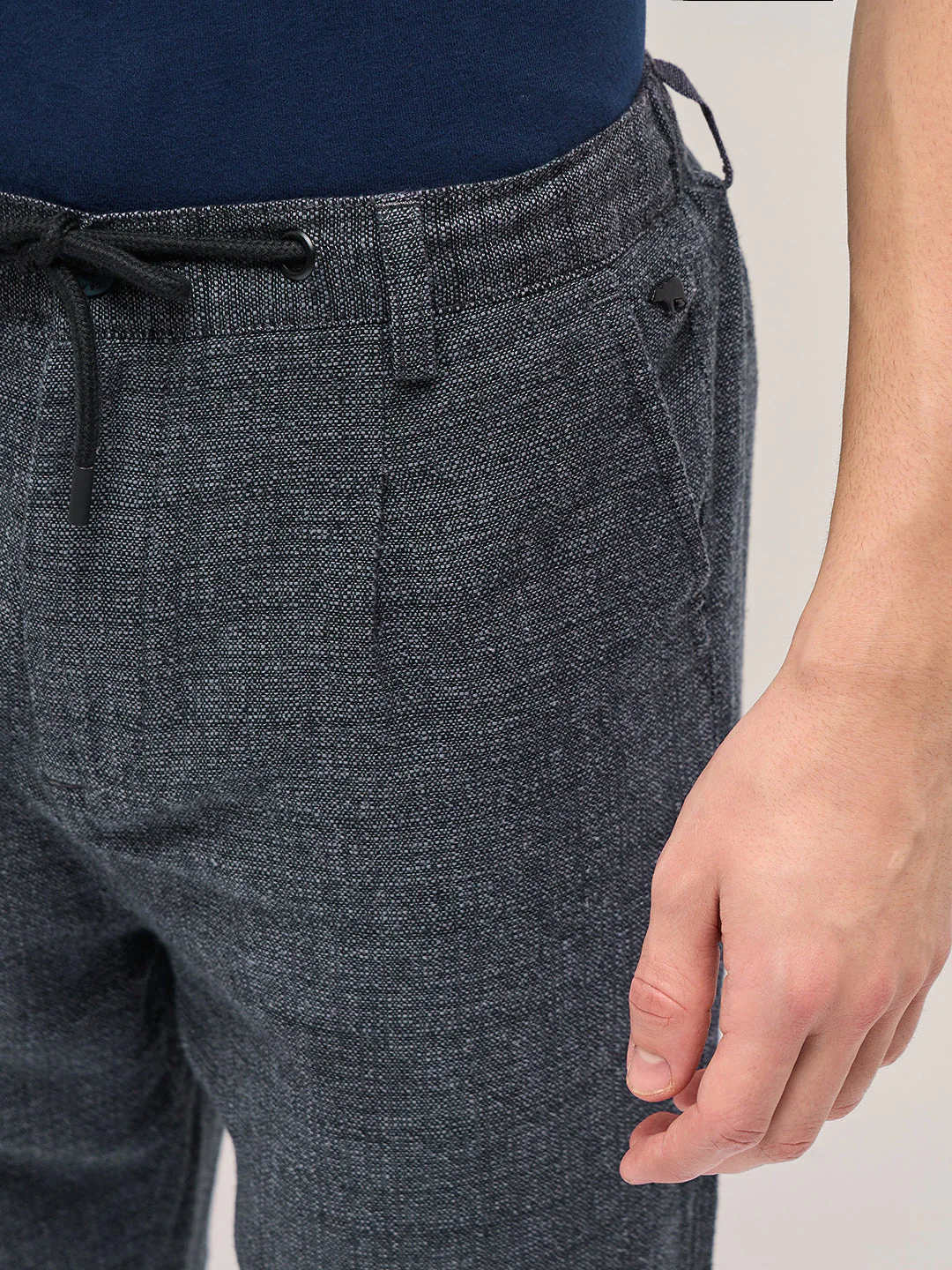 Men Grey Self Design Tapered Fit Elasticated Waist Casual Trouser - Image 5