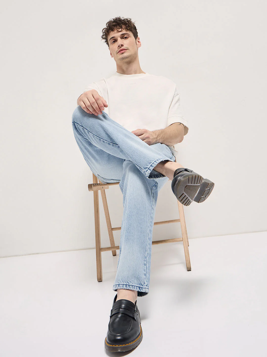 Men Blue Light Fade Mid-Rise Jeans - Image 4