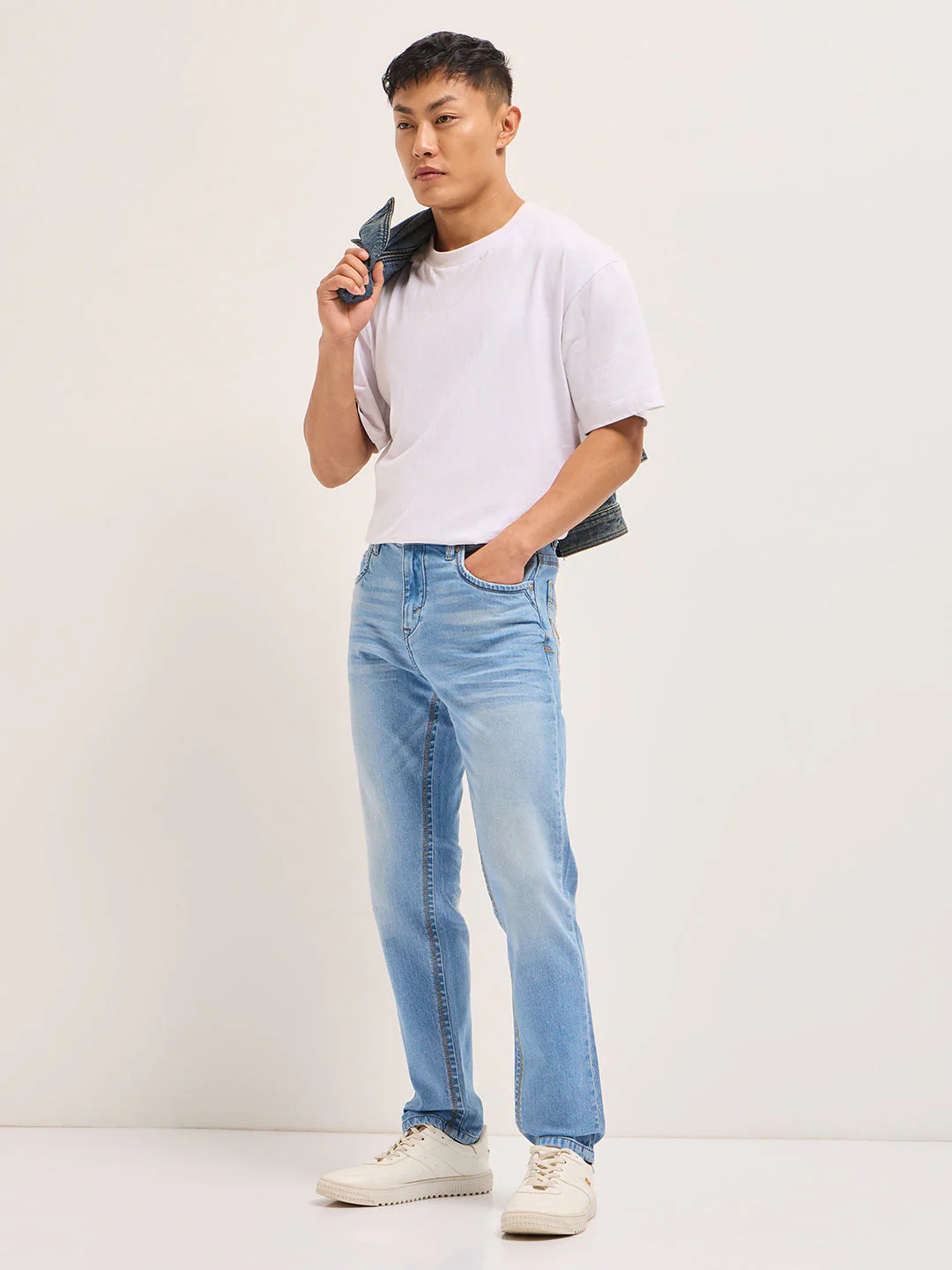 Men Light BlueLight Fade Mid-Rise Relaxed Fit Jeans - Image 4