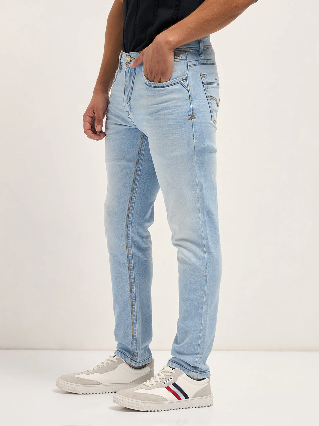 Men Light BlueLight Fade Mid-Rise Relaxed Fit Jeans - Image 3