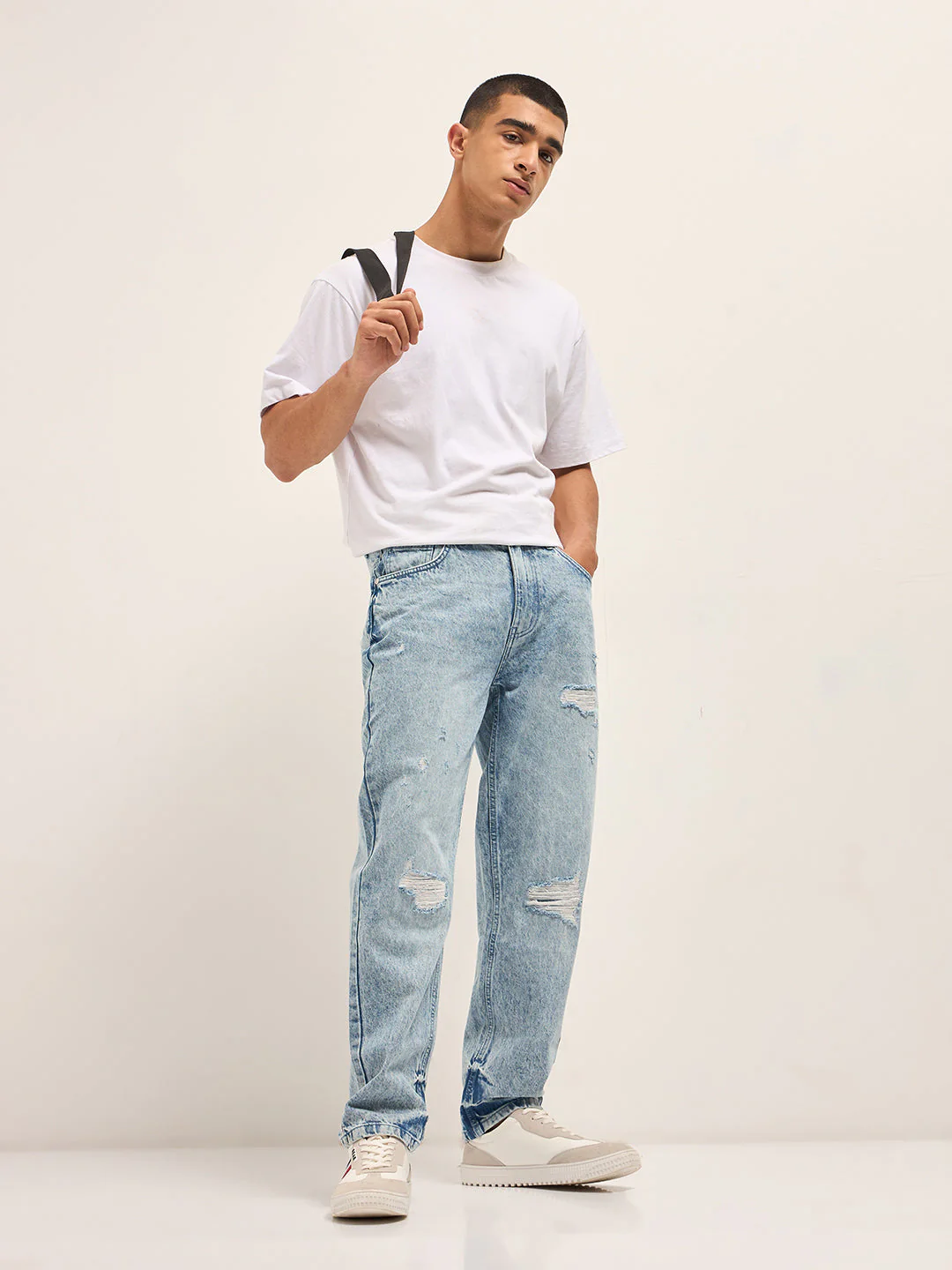 Men Light BlueLight Fade Slim Fit Mid-Rise Jeans - Image 4