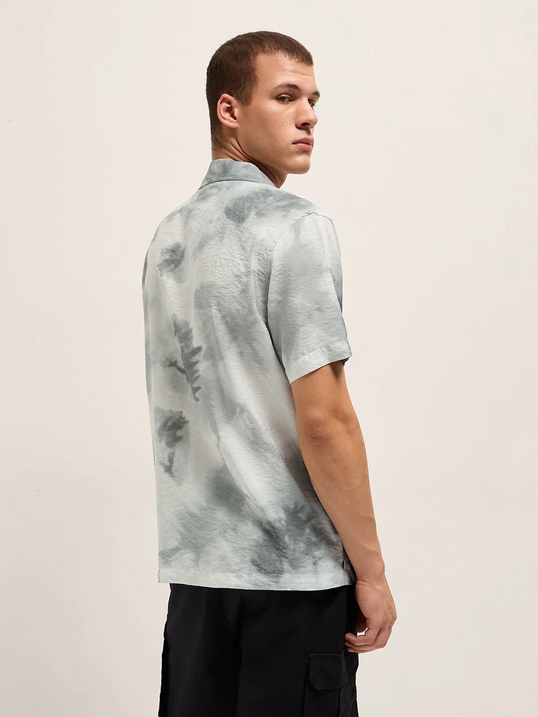 Men Light Grey Faded Abstract Print Relaxed Fit Cuban Collar Shirt - Image 2