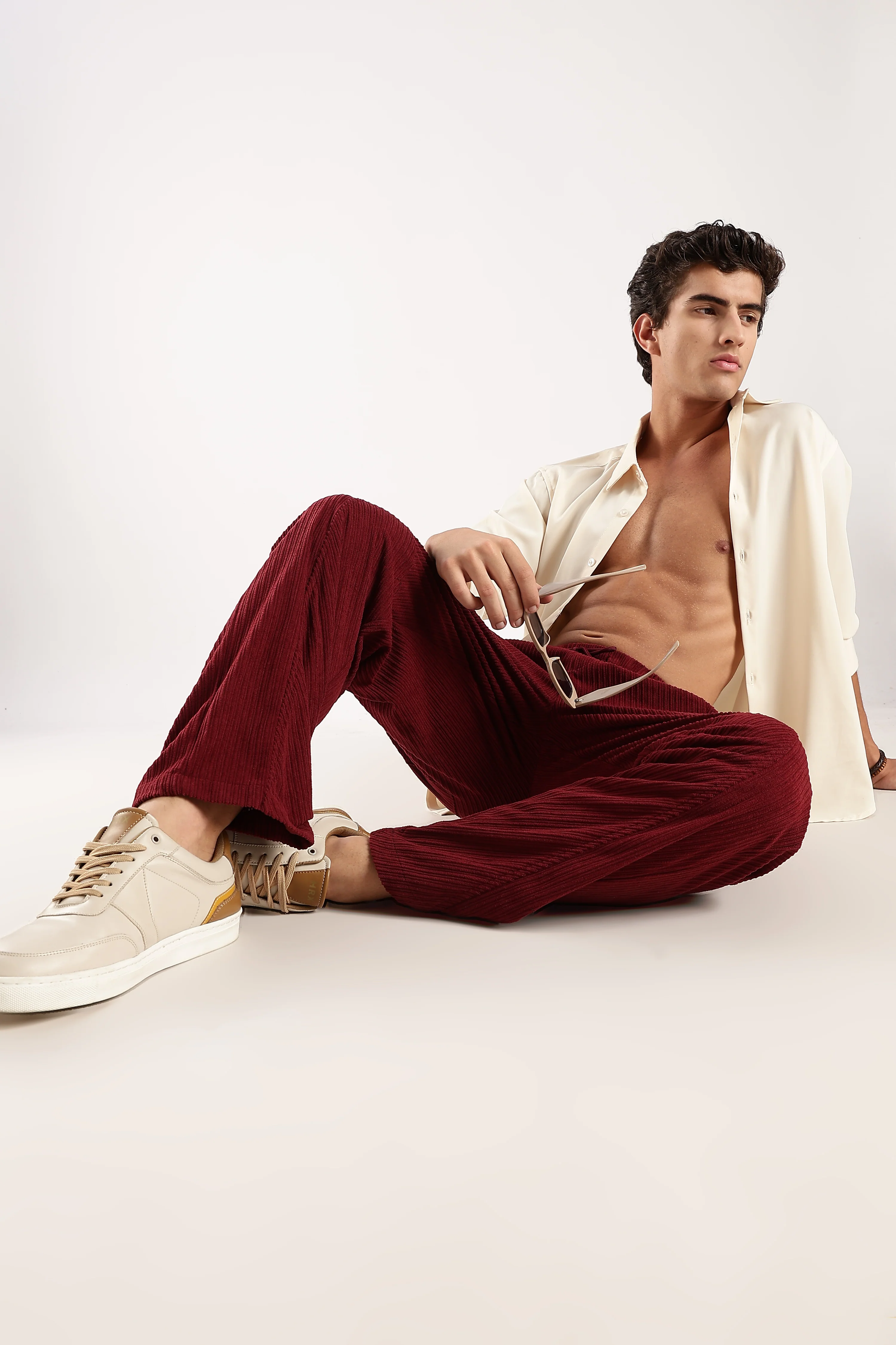 Men Maroon Textured Drawcord Trousers - Image 2