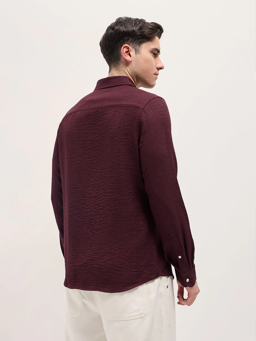 Men Maroon Solid Seersucker Effect Slim Fit Casual Shirt - Image 2