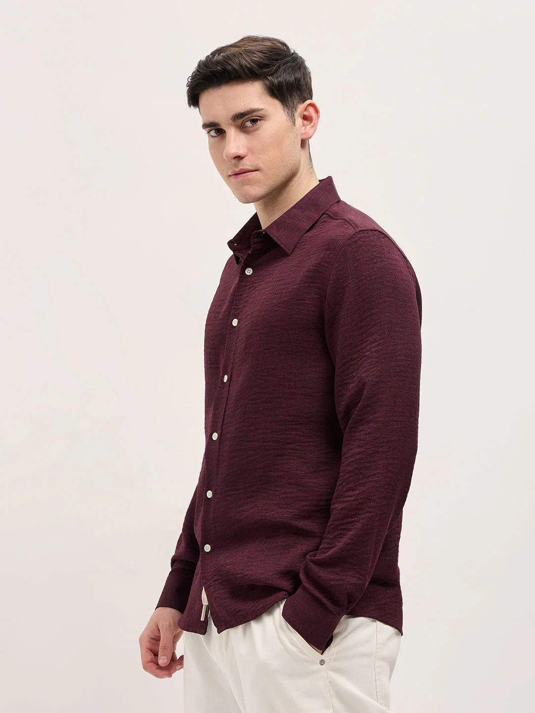 Men Maroon Solid Seersucker Effect Slim Fit Casual Shirt - Image 3